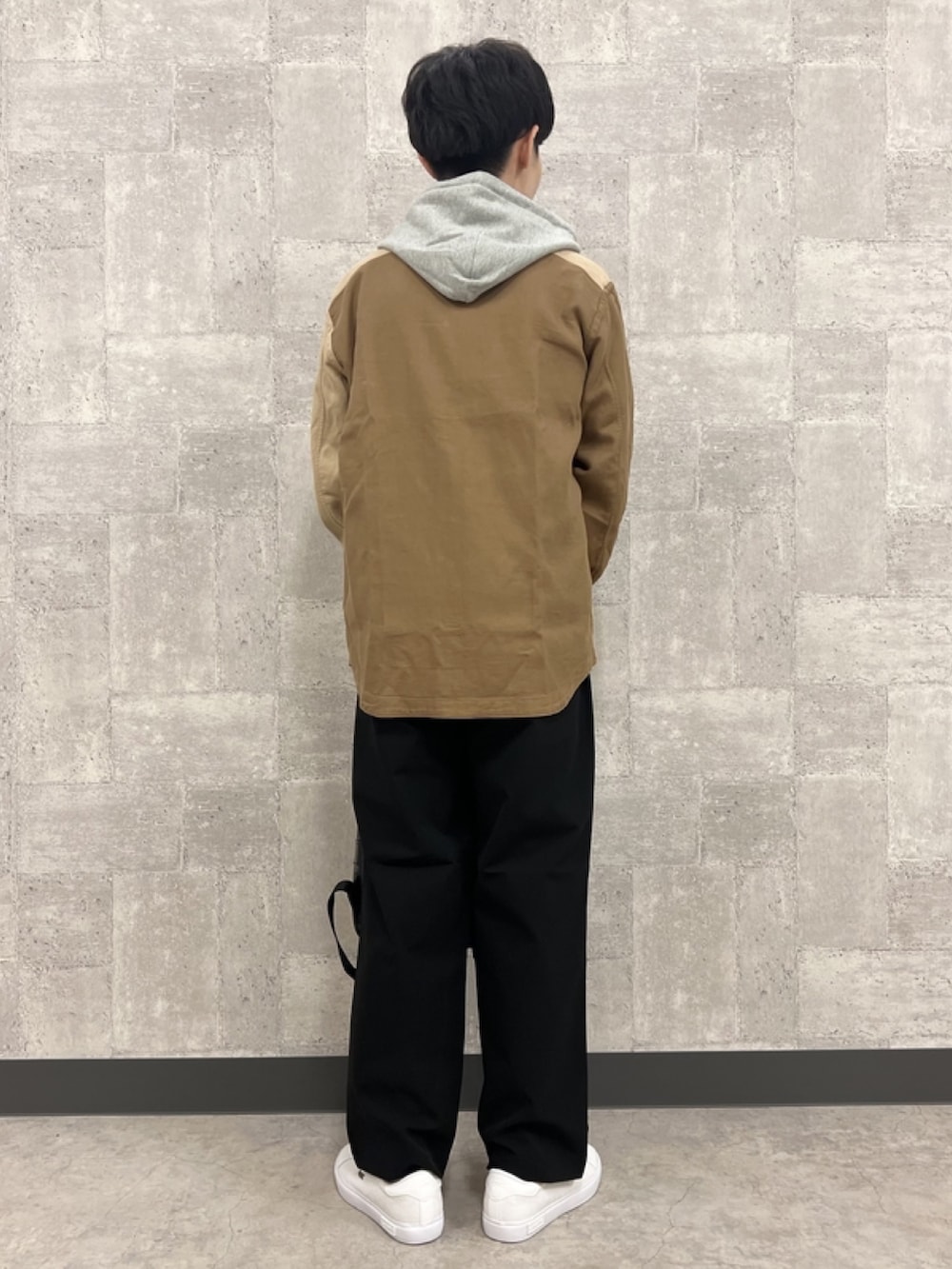 「メンズファッション、シティーボーイ、おでかけコーデ、お洒落さんとつながりたい、シャツスタイル、リバーシブル、リバーシブルシャツ、リュック、リュックスタイル、パーカー、フーディー、スニーカー、スニーカーコーデ、ラコステ、LACOSTE」｜「LACOSTEのプレーン×カラーブロックリバーシブルシャツ（シャツ/ブラウス、イエロー系）」を使った、sakataさん（メンズ・169cm）の春コーディネートの4枚目の写真