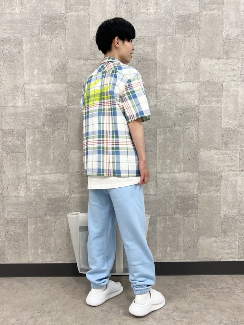 「春めき満開コーデ、春コーデ、チェックシャツ、スウェットパンツ、サンダル、トートバッグ、夏、ラコステ、LACOSTE」｜「LACOSTEのオープンネックチェックシャツ（シャツ/ブラウス、グリーン系）」を使った、sakataさん（メンズ・169cm）の春コーディネートの4枚目の写真