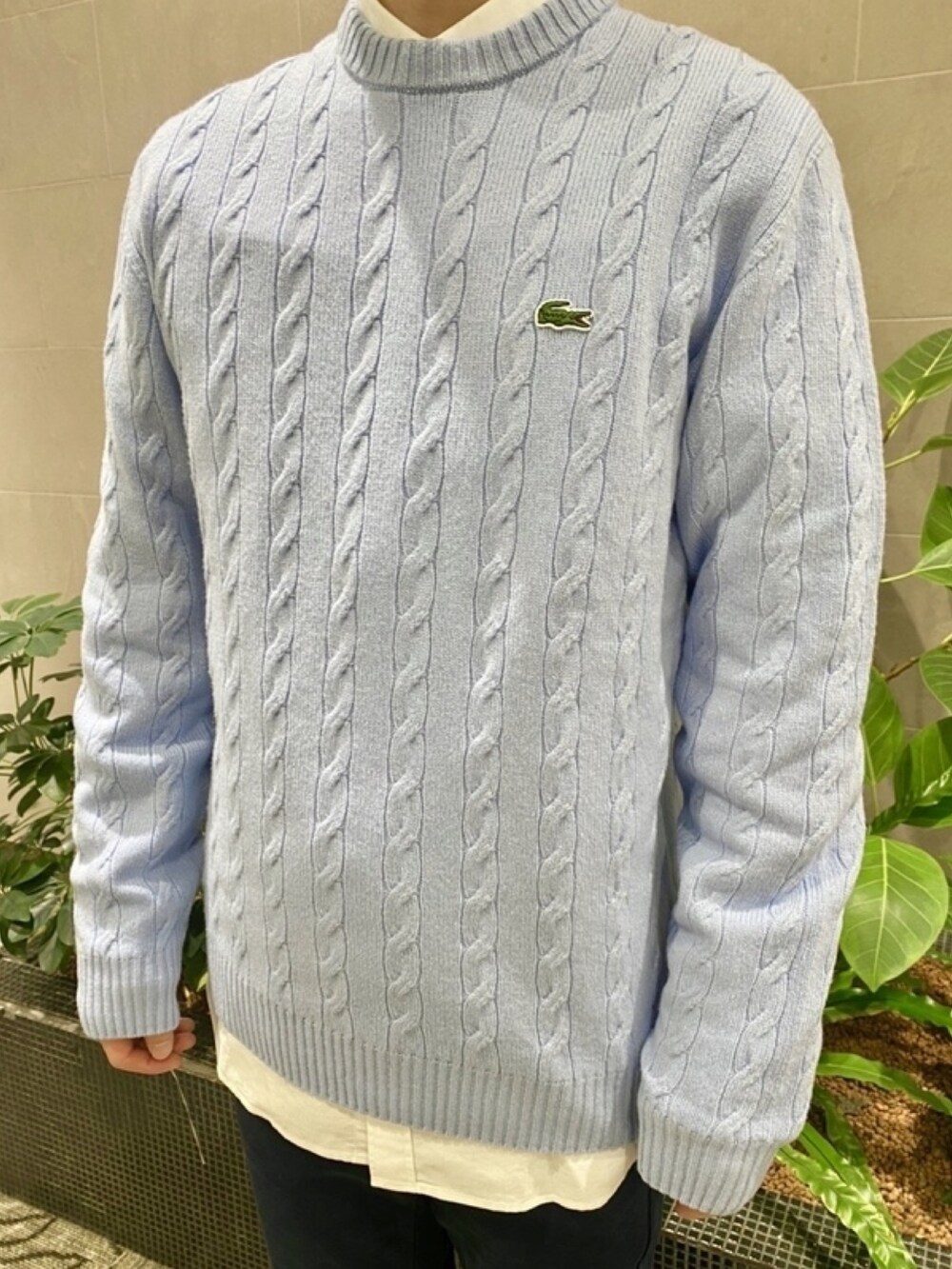 「メンズファッション、ニット、シャツ、チノパンツ、ショルダーバッグ、マフラー、スニーカー」｜「LACOSTEのケーブル編みニットセーター（ニット/セーター、ブルー系）」を使った、sakataさん（メンズ・169cm）の春コーディネートの5枚目の写真