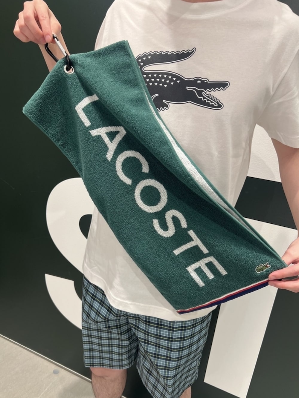 「ベスト、スポーツミックス、キャップ、休日スタイル、スニーカー、ゴルフ、スポーティ、ショートパンツ、Tシャツ、ショルダーバッグ」｜「LACOSTEのワンポイント 耐水ゴルフキャップ（キャップ、ブルー系）」を使った、sakataさん（メンズ・169cm）の春コーディネートの8枚目の写真