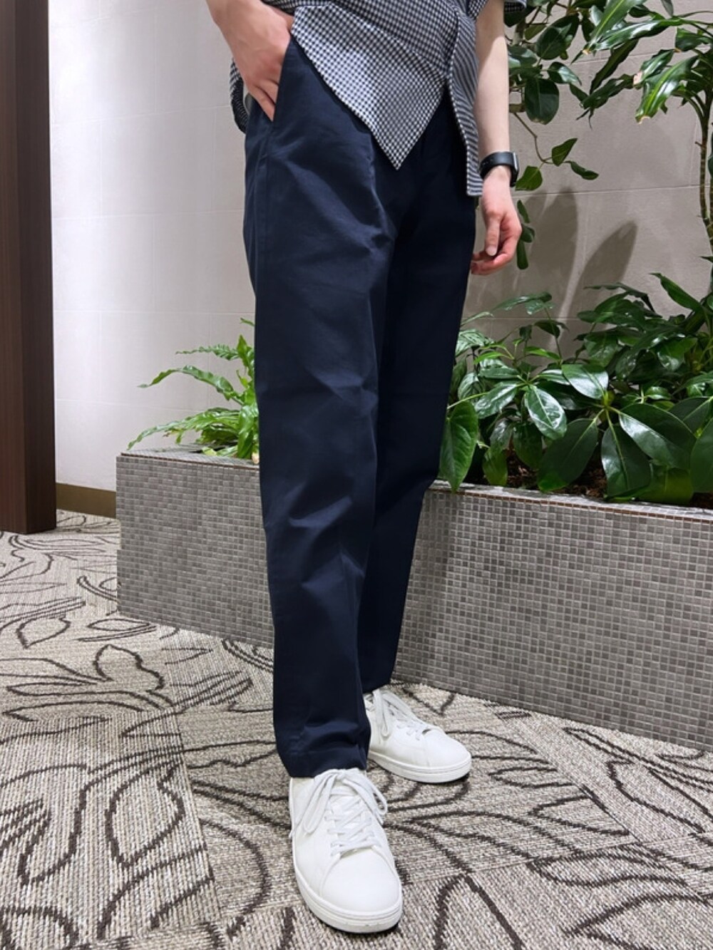 「ギンガムチェック、きれいめカジュアル、春夏コーデ、スニーカー、シャツスタイル、キレイめコーデ」｜「LACOSTEのクールマックスブレンドジャガード半袖チェックシャツ（シャツ/ブラウス、ブルー系）」を使った、sakataさん（メンズ・168cm）の春コーディネートの8枚目の写真