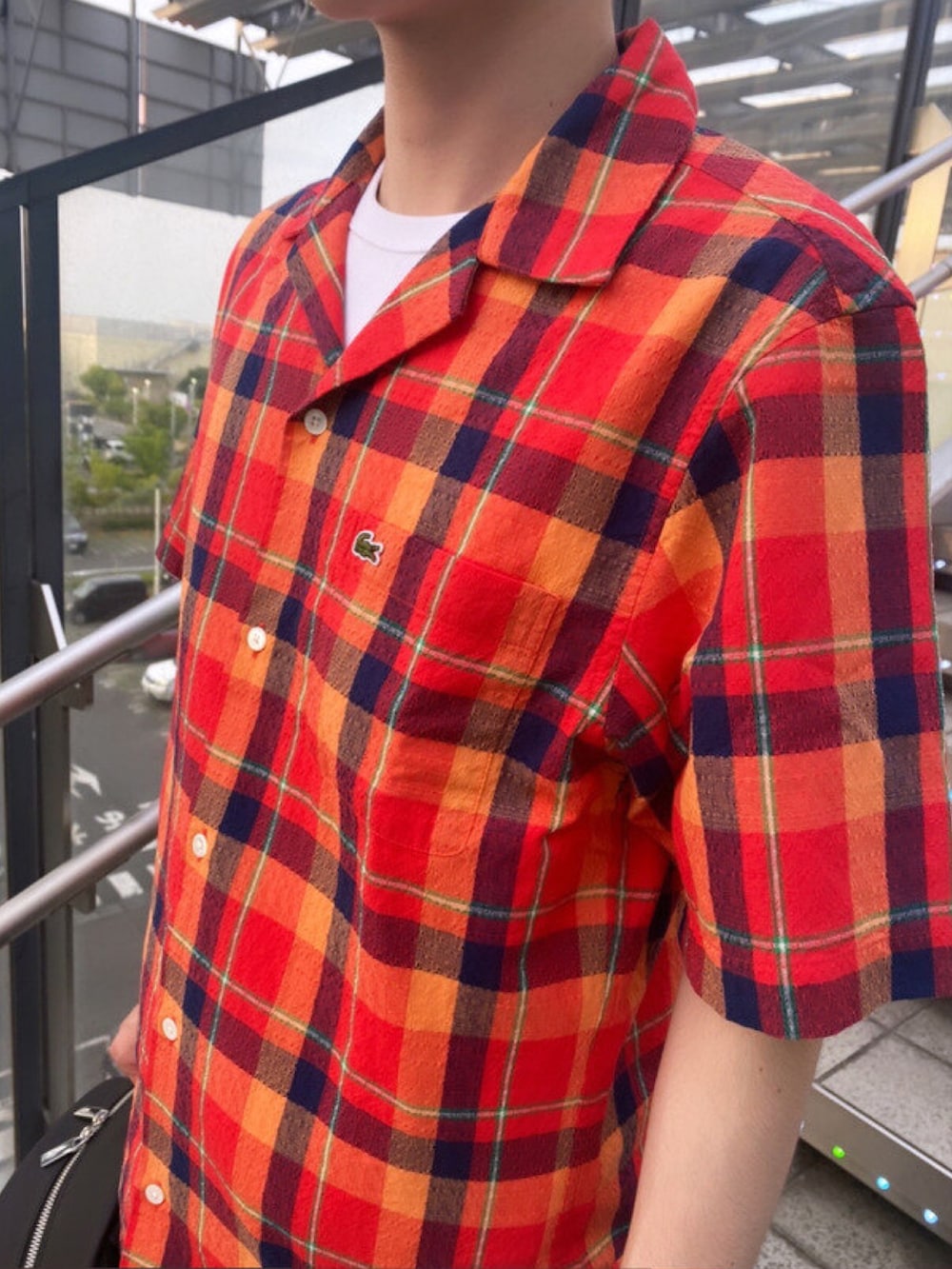 「春コーデ、春めき満開コーデ、メンズファッション、シャツスタイル、シャツ、チェック、チェックシャツ、チノパン、リュック、バックパック、Tシャツ、スニーカー、ラコステ、LACOSTE」｜「LACOSTEのアウトラインクロッククルーネック半袖Tシャツ（Tシャツ/カットソー、ホワイト系）」を使った、sakataさん（メンズ・169cm）の春コーディネートの2枚目の写真