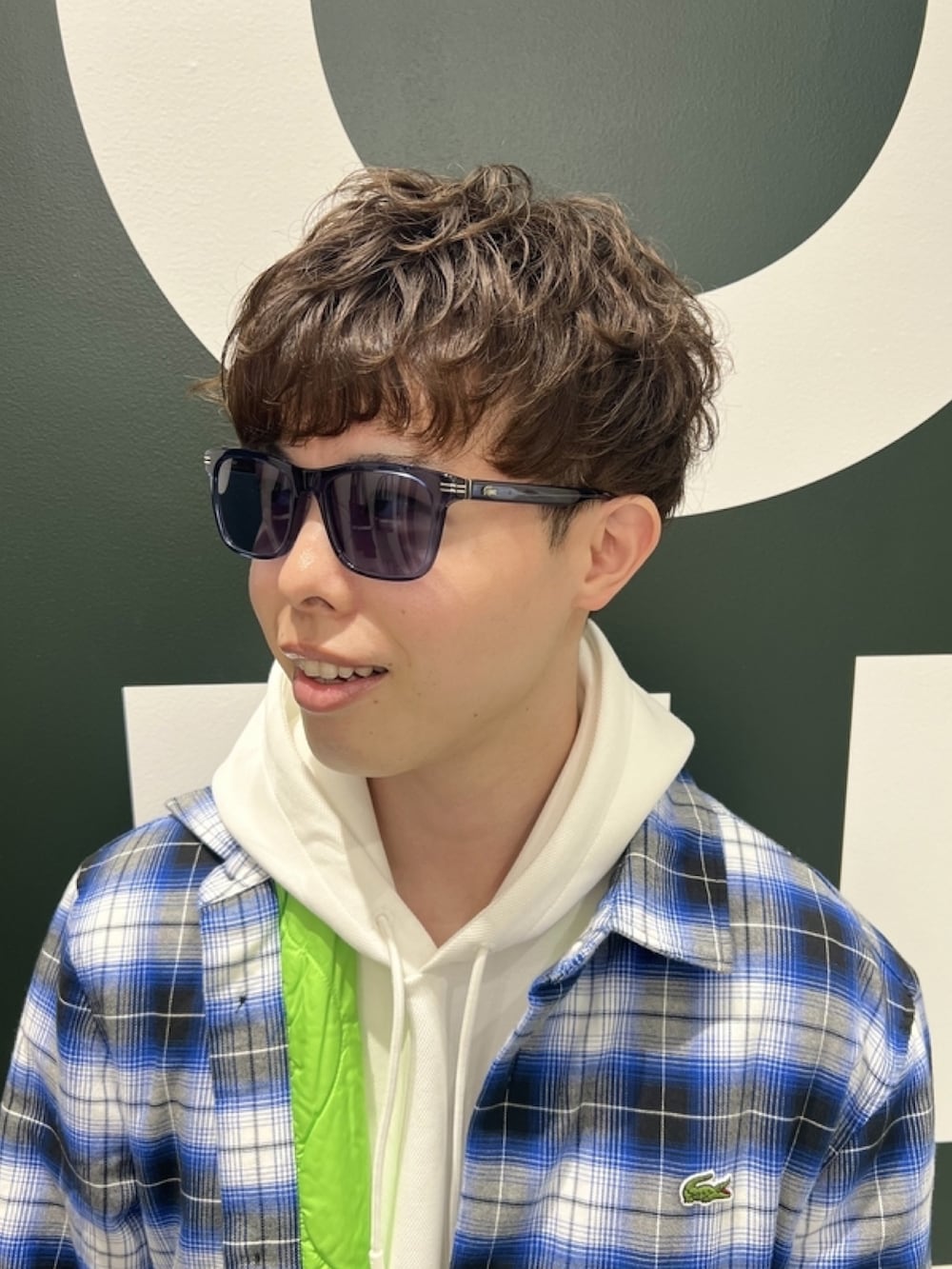 「シャツジャケット、パーカー、メンズファッション、チェックシャツ、スウェットパンツ、スニーカー、スニーカーコーデ、春コーデ、春めき満開コーデ、ショルダーバッグ、ラコステ、LACOSTE」｜「LACOSTEのキルティング インサレーションネルシャツジャケット（シャツ/ブラウス、ブルー系）」を使った、sakataさん（メンズ・169cm）の春コーディネートの9枚目の写真