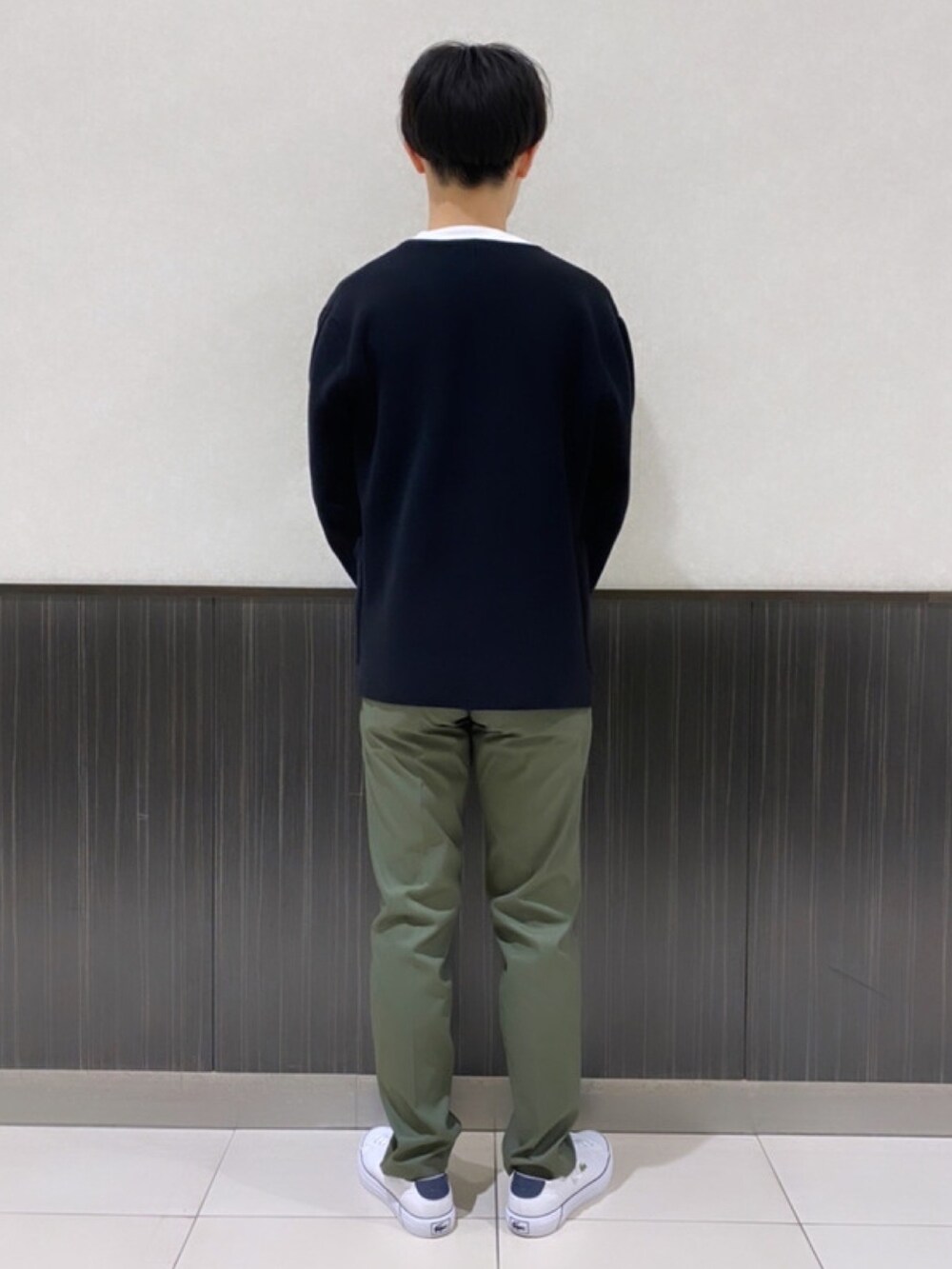 「ジャケット、メンズファッション、ダウン、ダウンジャケット、カーディガン、Tシャツ、ロンT、ラコステ、LACOSTE」｜「LACOSTEのミラノリブニットカーディガンジャケット（カーディガン/ボレロ、ブラック系）」を使った、sakataさん（メンズ・169cm）の春コーディネートの3枚目の写真