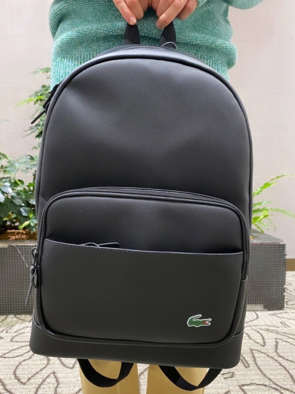 「メンズファッション、ダウン、ダウンジャケット、ニット、リュック、スニーカー、ラコステ、LACOSTE、冬、冬コーデ」｜「LACOSTEのミックスカラーメリノウールニットセーター（ニット/セーター、グリーン系）」を使った、sakataさん（メンズ・169cm）の春コーディネートの6枚目の写真