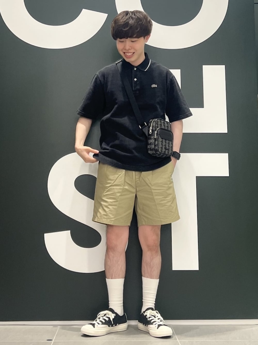 「春コーデ、春めき満開コーデ、メンズファッション、ゆるコーデ、ブラックコーデ、春服、ブラック、おでかけコーデ、カジュアルコーデ、ポロシャツ、インディゴ、ショートパンツ、スニーカー」｜「LACOSTEの配色リブニットインディゴポロシャツ（ポロシャツ、グレー系）」を使った、sakataさん（メンズ・169cm）の春コーディネートの2枚目の写真