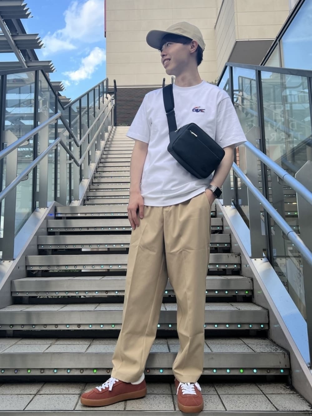 「春コーデ、春めき満開コーデ、メンズファッション、春服、おでかけコーデ、トレンド、Tシャツ、リラックス、スラックス、スニーカー、ショルダーバッグ、キャップ、ラコステ」｜「LACOSTEのメンズクラシック ショルダーバッグ（ショルダーバッグ、ブラック系）」を使った、sakataさん（メンズ・169cm）の春コーディネートの2枚目の写真