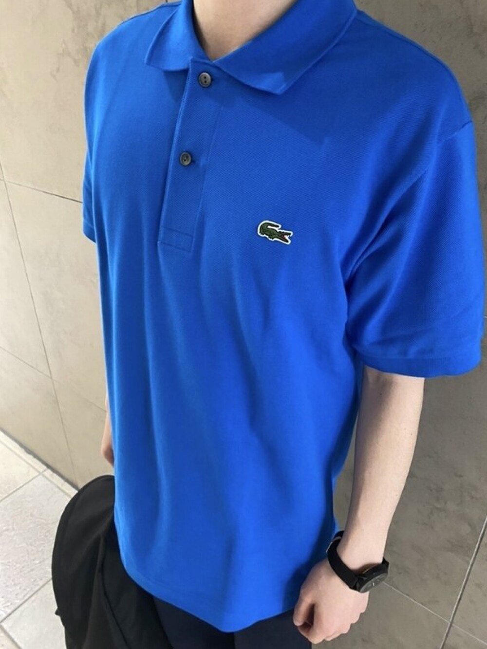 「シンプルコーデ、今日のコーデ、春夏コーデ、白スニーカー、ポロシャツ」｜「LACOSTEの『Ｌ.12.12』定番半袖ポロシャツ（ポロシャツ、ホワイト系）」を使った、sakataさん（メンズ・168cm）の春コーディネートの3枚目の写真