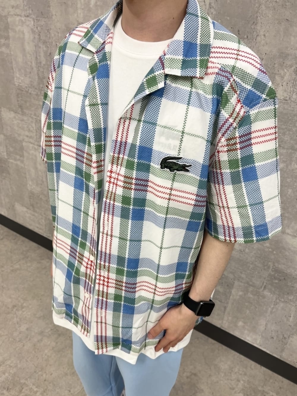「春めき満開コーデ、春コーデ、チェックシャツ、スウェットパンツ、サンダル、トートバッグ、夏、ラコステ、LACOSTE」｜「LACOSTEのオープンネックチェックシャツ（シャツ/ブラウス、グリーン系）」を使った、sakataさん（メンズ・169cm）の春コーディネートの6枚目の写真