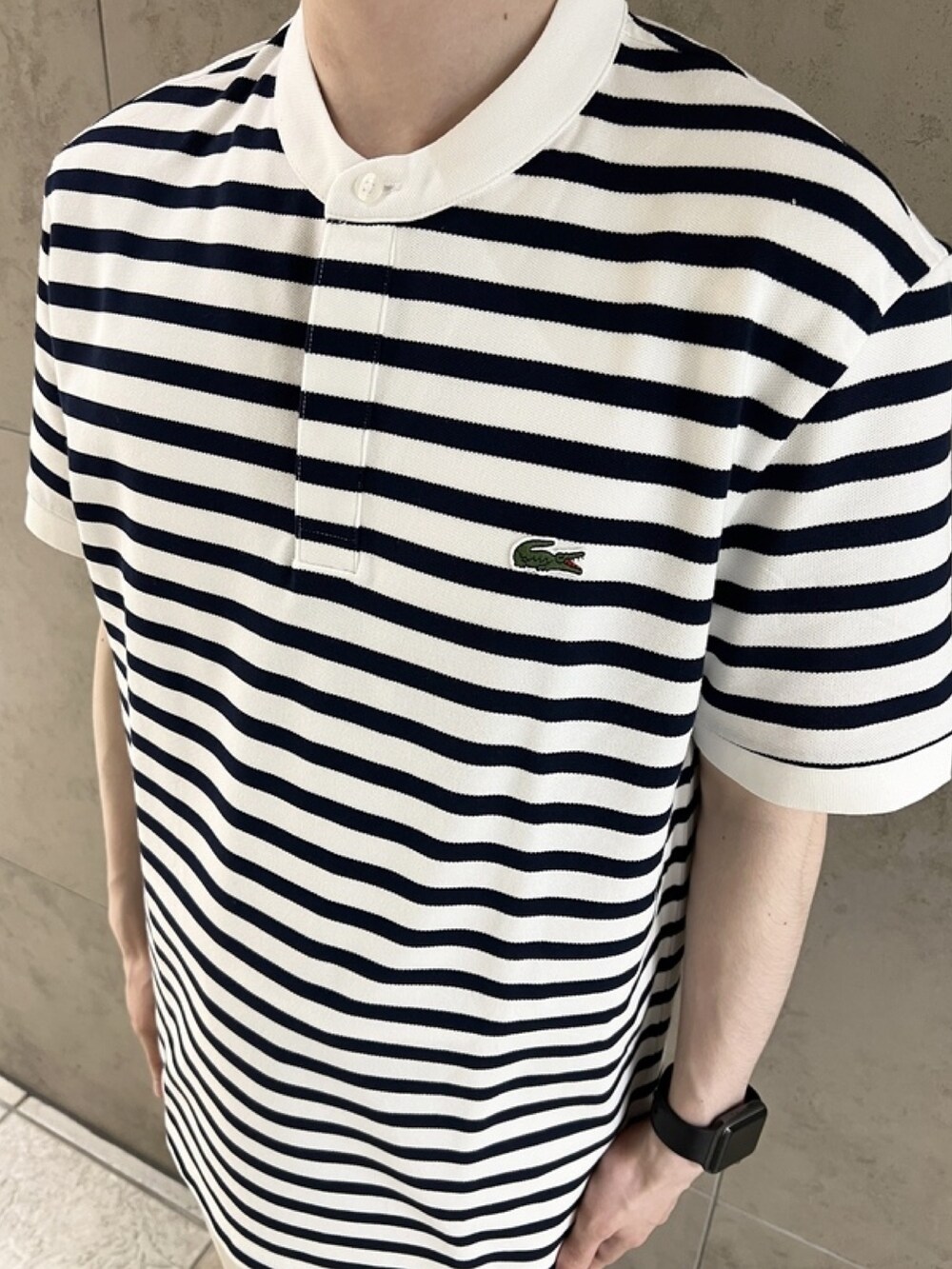 「スラックス、スニーカー、春夏コーデ、低身長コーデ、ボーダー」｜「LACOSTEのメンズ LA PIQU?E TRI 22 1（スニーカー、ホワイト系）」を使った、sakataさん（メンズ・168cm）の春コーディネートの5枚目の写真
