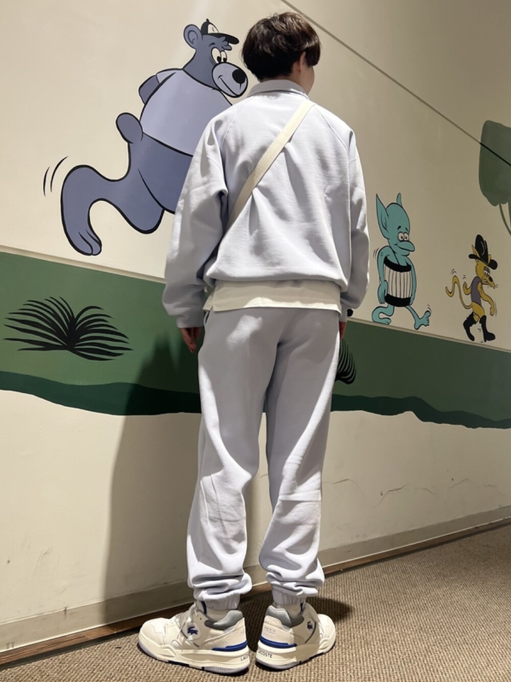 「ロンT、今日のコーデ、カジュアルコーデ、休日スタイル、スニーカー、トラックパンツ、スポーツミックス、ジャージ、セットアップ、スウェット、ショルダーバッグ、春コーデ」｜「LACOSTEのオーバーサイズ ダブルフェイス鹿の子地ポロスウェット（ポロシャツ、ブルー系）」を使った、sakataさん（メンズ・169cm）の春コーディネートの3枚目の写真
