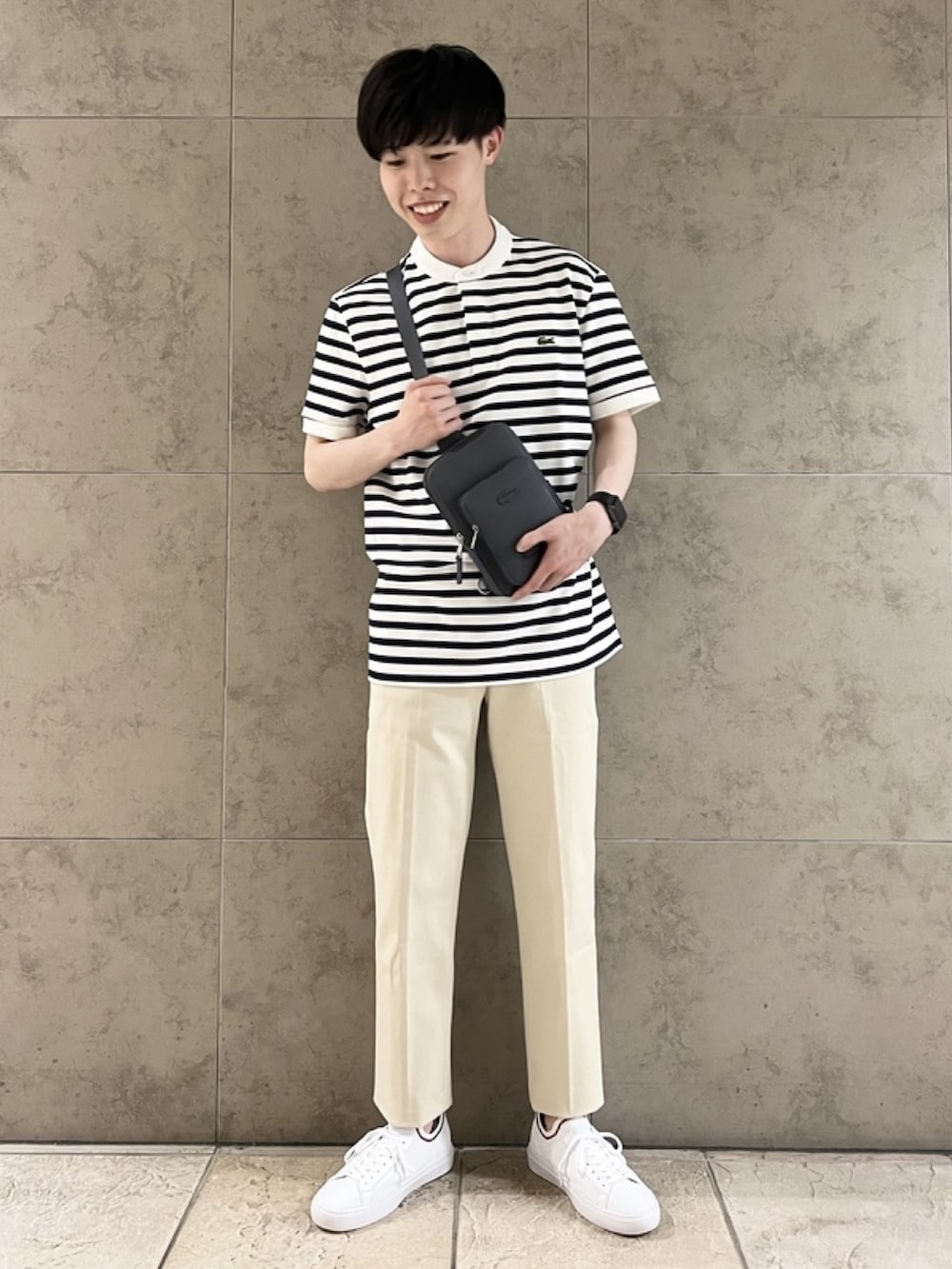 「スラックス、スニーカー、春夏コーデ、低身長コーデ、ボーダー」｜「LACOSTEのメンズ LA PIQU?E TRI 22 1（スニーカー、ホワイト系）」を使った、sakataさん（メンズ・168cm）の春コーディネートの2枚目の写真