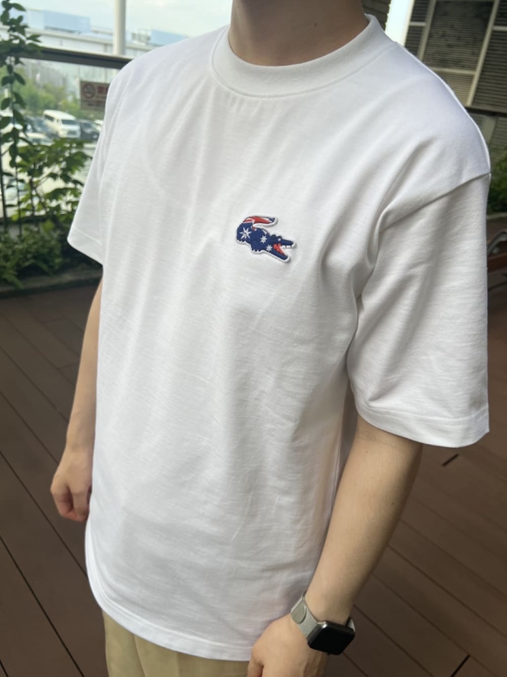 「春コーデ、春めき満開コーデ、メンズファッション、春服、おでかけコーデ、トレンド、Tシャツ、リラックス、スラックス、スニーカー、ショルダーバッグ、キャップ、ラコステ」｜「LACOSTEのメンズクラシック ショルダーバッグ（ショルダーバッグ、ブラック系）」を使った、sakataさん（メンズ・169cm）の春コーディネートの5枚目の写真