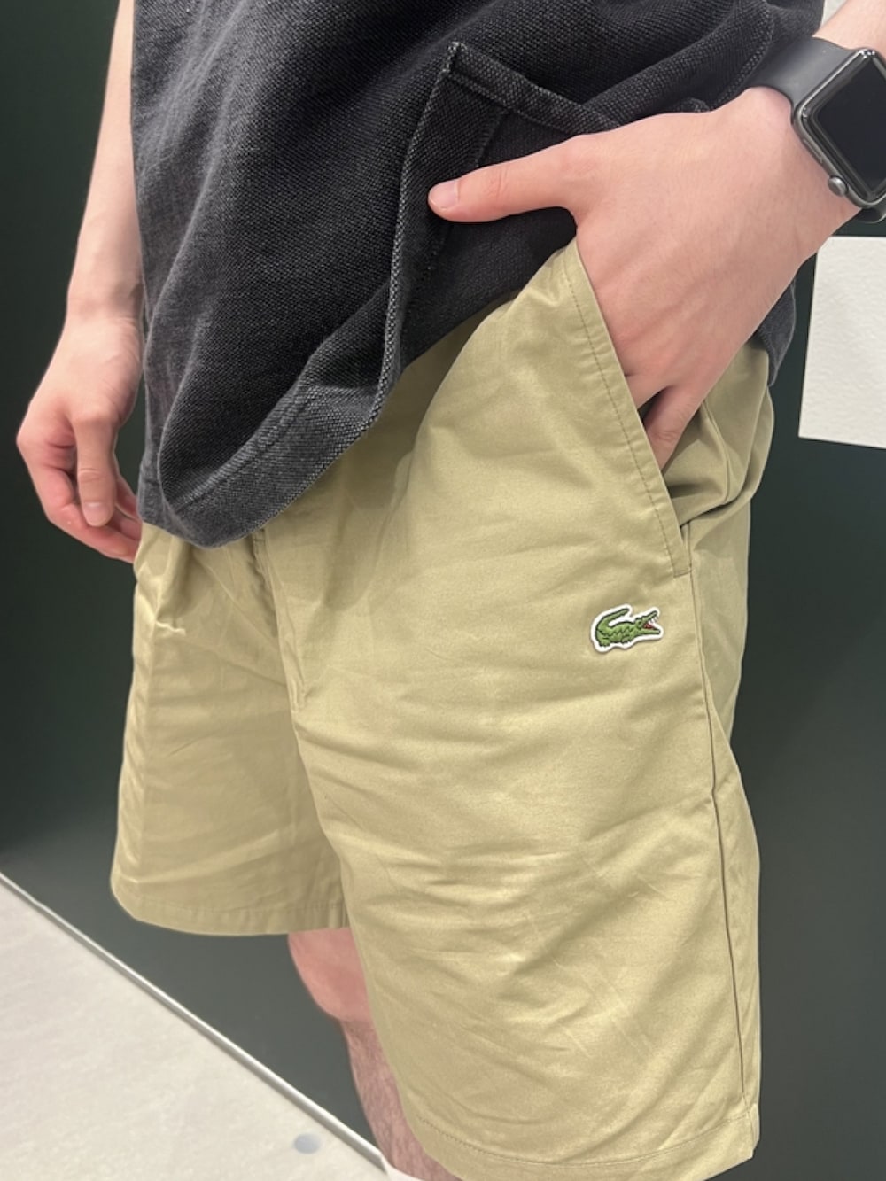 「春コーデ、春めき満開コーデ、メンズファッション、ゆるコーデ、ブラックコーデ、春服、ブラック、おでかけコーデ、カジュアルコーデ、ポロシャツ、インディゴ、ショートパンツ、スニーカー」｜「LACOSTEの配色リブニットインディゴポロシャツ（ポロシャツ、グレー系）」を使った、sakataさん（メンズ・169cm）の春コーディネートの6枚目の写真