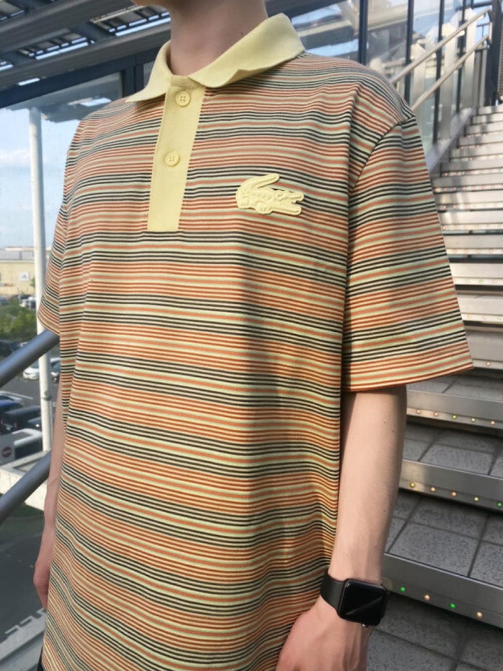 「春コーデ、春めき満開コーデ、メンズファッション、ポロシャツ、ホワイトデニム、デニム、トートバッグ、スニーカー、ラコステ、LACOSTE」｜「LACOSTEのL.12.12 CONCEPT スモールサイズトートバッグ（トートバッグ、ブラック系）」を使った、sakataさん（メンズ・169cm）の春コーディネートの2枚目の写真