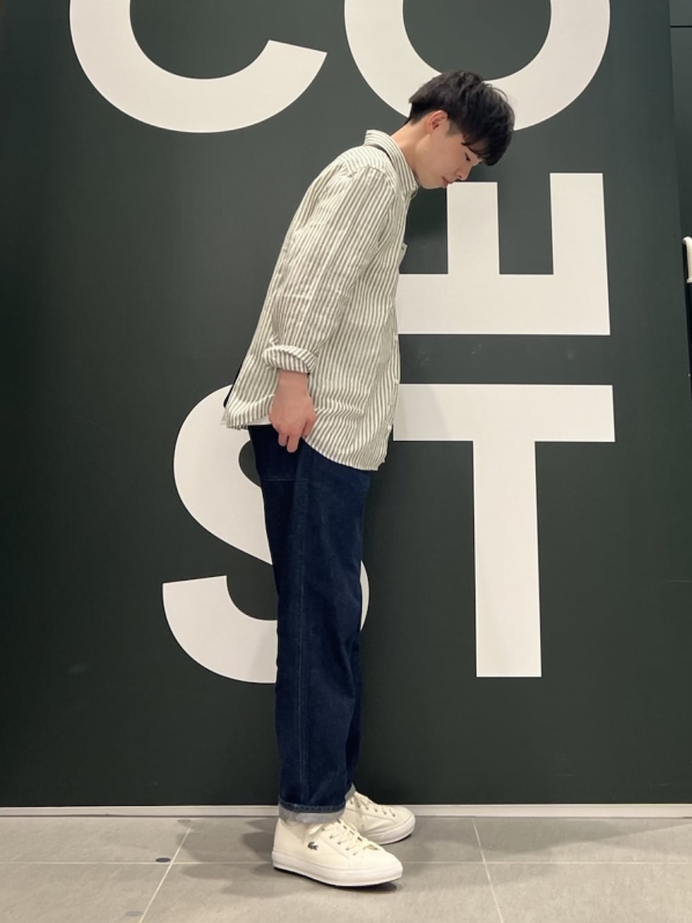 「ショルダーバッグ、大人カジュアル、休日スタイル、デートコーデ、メンズコーデ、春ファッション、大人コーデ、キレイめカジュアル、今日のコーデ、シャツ、スニーカー、Tシャツ、デニム、ストライプ」｜「LACOSTEのリネンストライプ 長袖シャツ（シャツ/ブラウス、グリーン系）」を使った、sakataさん（メンズ・169cm）の春コーディネートの2枚目の写真