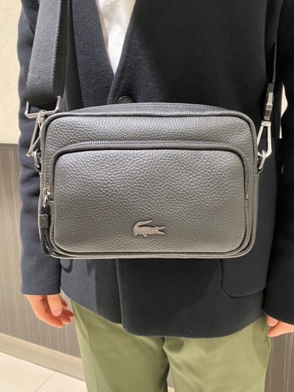 「ジャケット、メンズファッション、ダウン、ダウンジャケット、カーディガン、Tシャツ、ロンT、ラコステ、LACOSTE」｜「LACOSTEのミラノリブニットカーディガンジャケット（カーディガン/ボレロ、ブラック系）」を使った、sakataさん（メンズ・169cm）の春コーディネートの8枚目の写真
