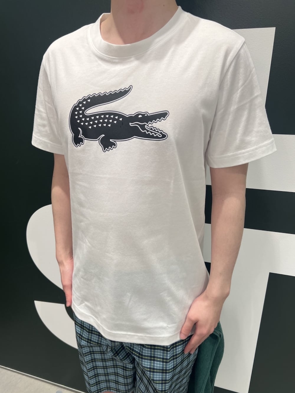 「ベスト、スポーツミックス、キャップ、休日スタイル、スニーカー、ゴルフ、スポーティ、ショートパンツ、Tシャツ、ショルダーバッグ」｜「LACOSTEのワンポイント 耐水ゴルフキャップ（キャップ、ブルー系）」を使った、sakataさん（メンズ・169cm）の春コーディネートの5枚目の写真