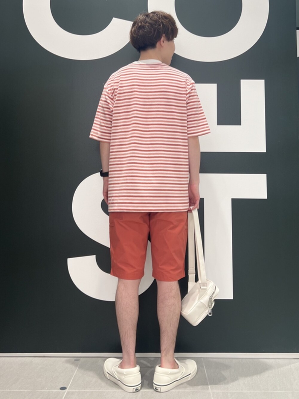 「春コーデ、春めき満開コーデ、メンズファッション、ゆるコーデ、春色、カジュアルコーデ、赤コーデ、Tシャツ、スリッポン、リネンシャツ、ショルダーバッグ」｜「LACOSTEのオーバーサイズ ハイゲージパイル地ボーダー半袖Tシャツ（Tシャツ/カットソー、レッド系）」を使った、sakataさん（メンズ・169cm）の春コーディネートの3枚目の写真