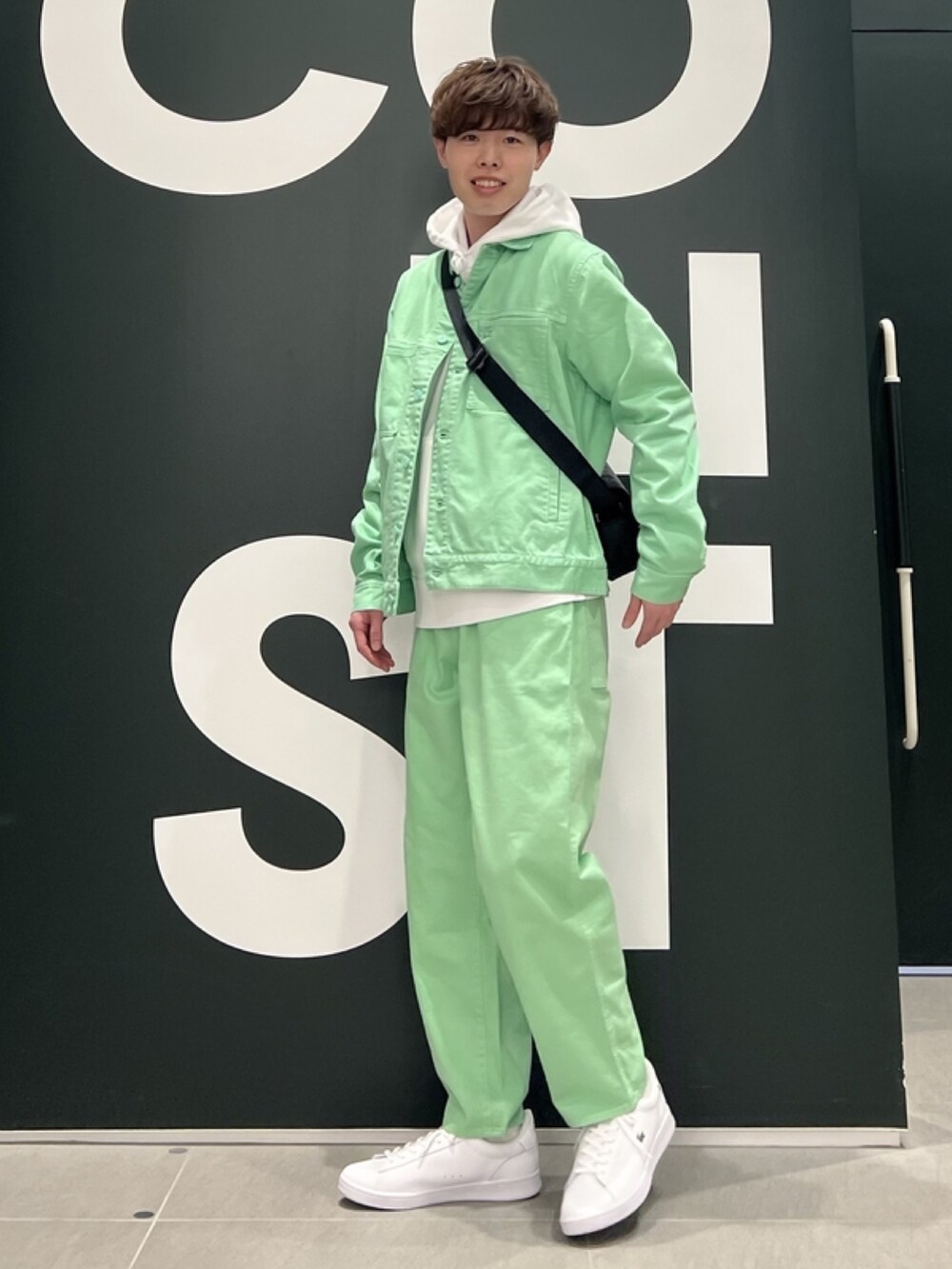 「春コーデ、ジャケット、春めき満開コーデ、メンズファッション、春服コーデ、おでかけコーデ、セットアップ、テーラードジャケット、ラコステ、LACOSTE、デニム」｜「LACOSTEの11.5oz ボックスカラーデニムジャケット（デニムジャケット、グリーン系）」を使った、sakataさん（メンズ・169cm）の春コーディネートの4枚目の写真