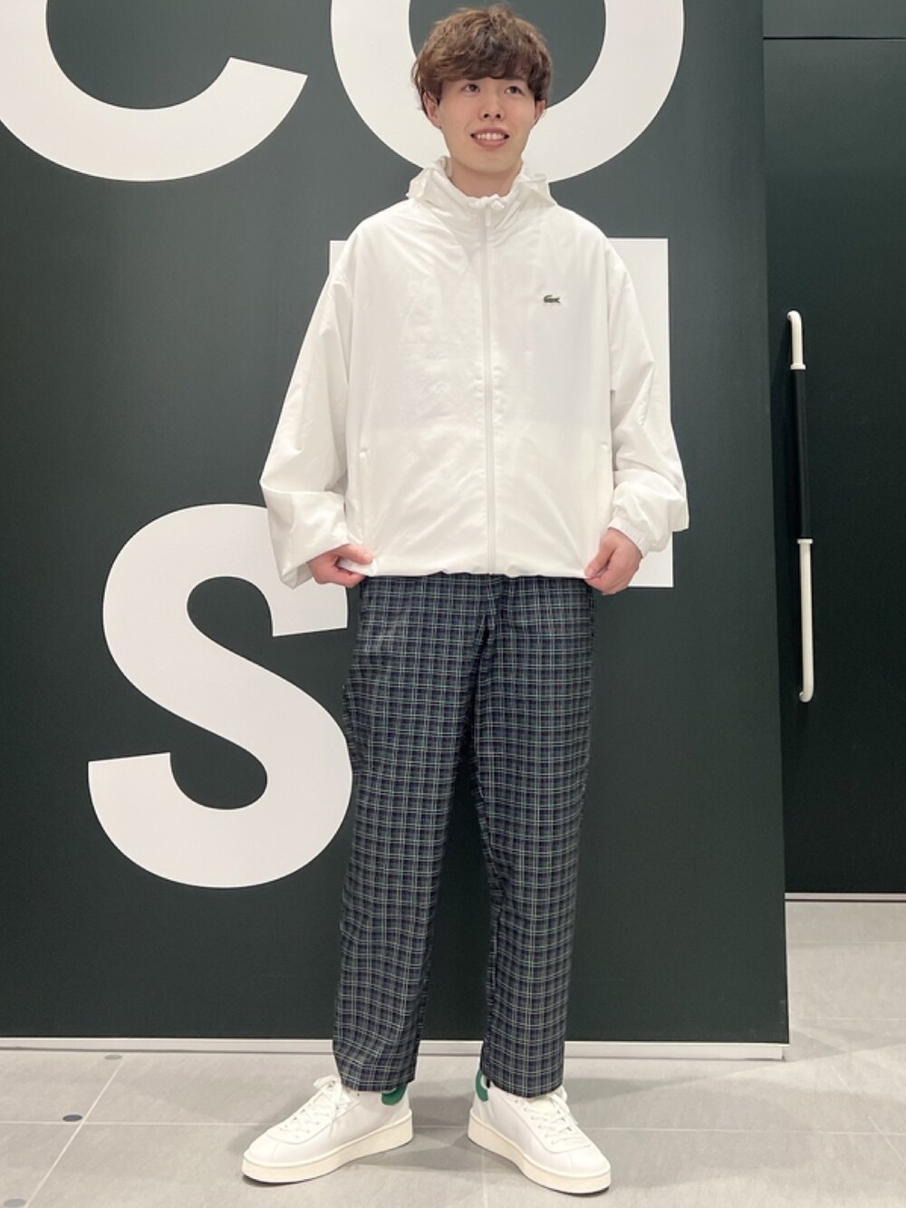 「トラックジャケット、今日のコーデ、カジュアルコーデ、休日スタイル、スニーカー、スポーツミックス、チェックパンツ、ゴルフ、Tシャツ、グラフィックＴ、サングラス、ショルダーバッグ、春コーデ、ブルゾン」｜「LACOSTEのオーガニックコットン メッセージプリントバインダーネック半袖Tシャツ（Tシャツ/カットソー、グリーン系）」を使った、sakataさん（メンズ・169cm）の春コーディネートの5枚目の写真