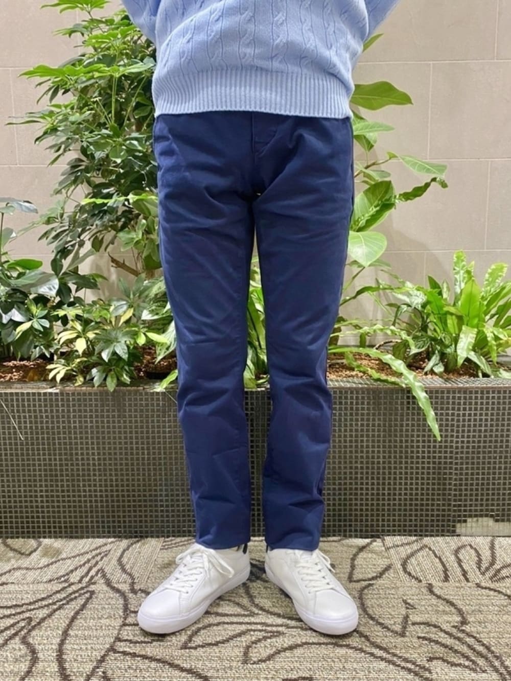「メンズファッション、ニット、シャツ、チノパンツ、ショルダーバッグ、マフラー、スニーカー」｜「LACOSTEのケーブル編みニットセーター（ニット/セーター、ブルー系）」を使った、sakataさん（メンズ・169cm）の春コーディネートの6枚目の写真
