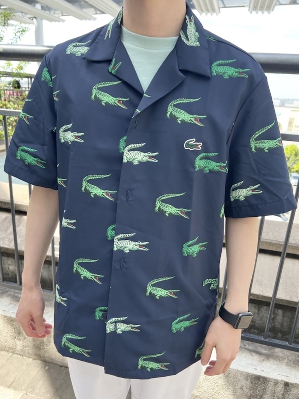 「春めき満開コーデ、春コーデ、メンズファッション、春服、春服コーデ、おでかけコーデ、シャツスタイル、シャツ、柄シャツ、ホワイトパンツ、ショルダーバッグ、スリッポン、夏、夏コーデ、ラコステ」｜「LACOSTEのストレッチゴルフオープンネックシャツ（シャツ/ブラウス、ブルー系）」を使った、sakataさん（メンズ・169cm）の春コーディネートの5枚目の写真