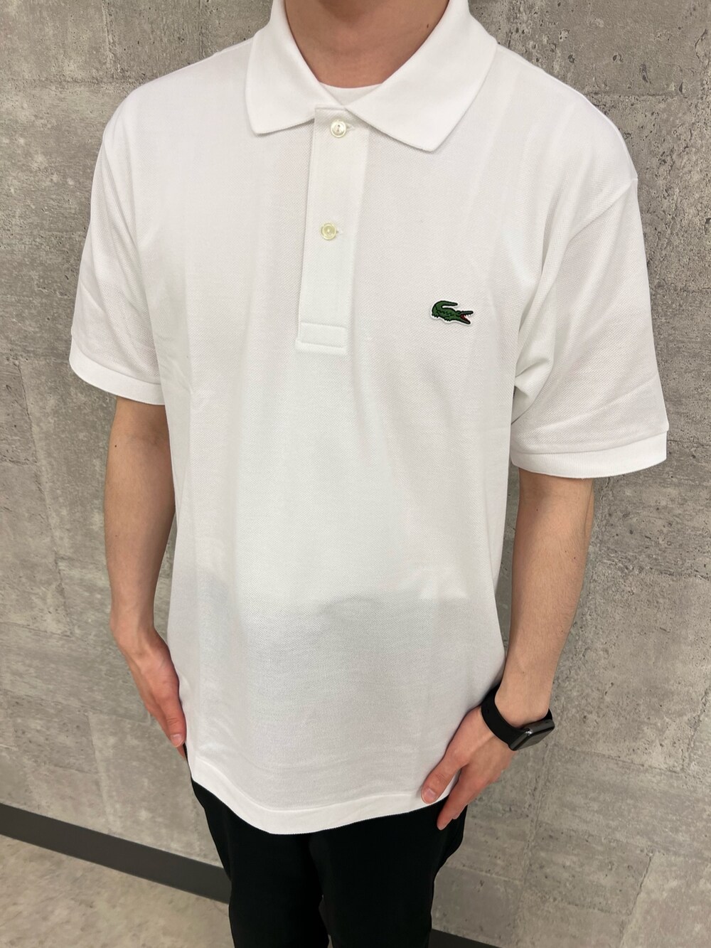 「きれいめカジュアル、カーディガン、春服、メンズファッション、スニーカーコーデ、グリーン、ストライプ、白スニーカー、ポロシャツ」｜「LACOSTEのオーガニックコットンVネックカーディガン（ニット/セーター、グリーン系）」を使った、sakataさん（メンズ・168cm）の春コーディネートの5枚目の写真