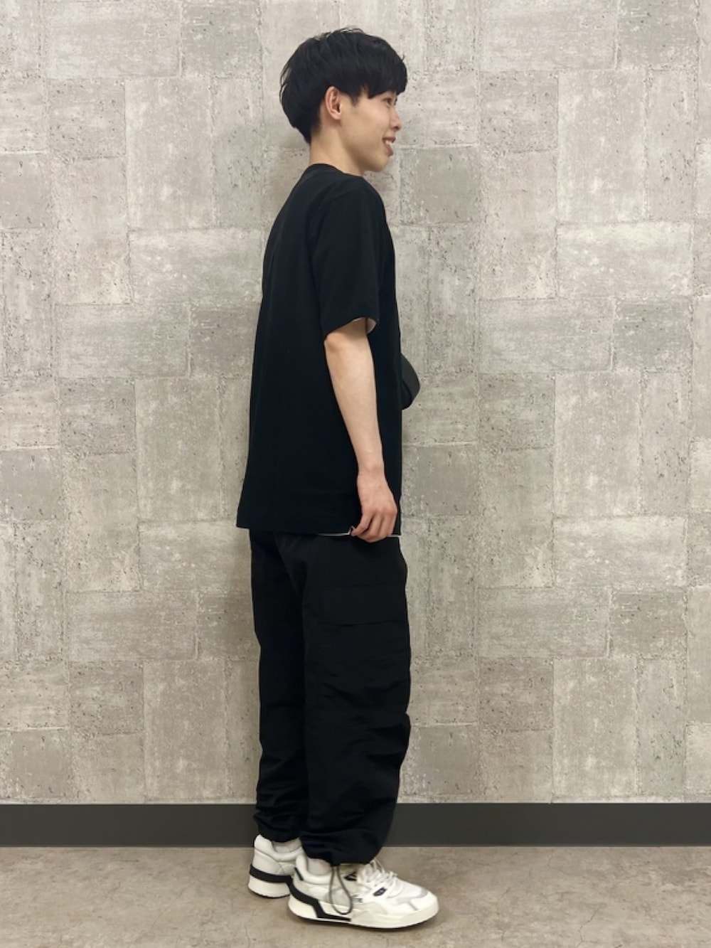 「スポーツミックス、春コーデ、春めき満開コーデ、メンズファッション、Tシャツ、スポーティー、カーゴパンツ、ラコステ、LACOSTE」｜「LACOSTEのアウトドアジップポケット鹿の子地半袖Tシャツ（Tシャツ/カットソー、ブラック系）」を使った、sakataさん（メンズ・169cm）の春コーディネートの2枚目の写真