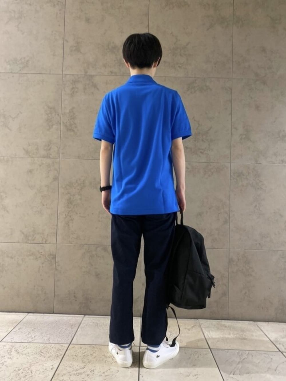 「シンプルコーデ、今日のコーデ、春夏コーデ、白スニーカー、ポロシャツ」｜「LACOSTEの『Ｌ.12.12』定番半袖ポロシャツ（ポロシャツ、ホワイト系）」を使った、sakataさん（メンズ・168cm）の春コーディネートの2枚目の写真