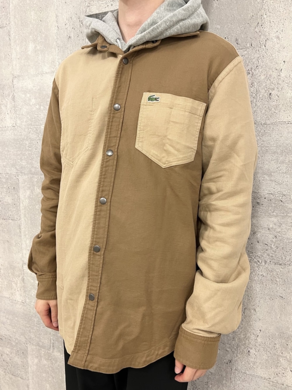 「メンズファッション、シティーボーイ、おでかけコーデ、お洒落さんとつながりたい、シャツスタイル、リバーシブル、リバーシブルシャツ、リュック、リュックスタイル、パーカー、フーディー、スニーカー、スニーカーコーデ、ラコステ、LACOSTE」｜「LACOSTEのプレーン×カラーブロックリバーシブルシャツ（シャツ/ブラウス、イエロー系）」を使った、sakataさん（メンズ・169cm）の春コーディネートの6枚目の写真