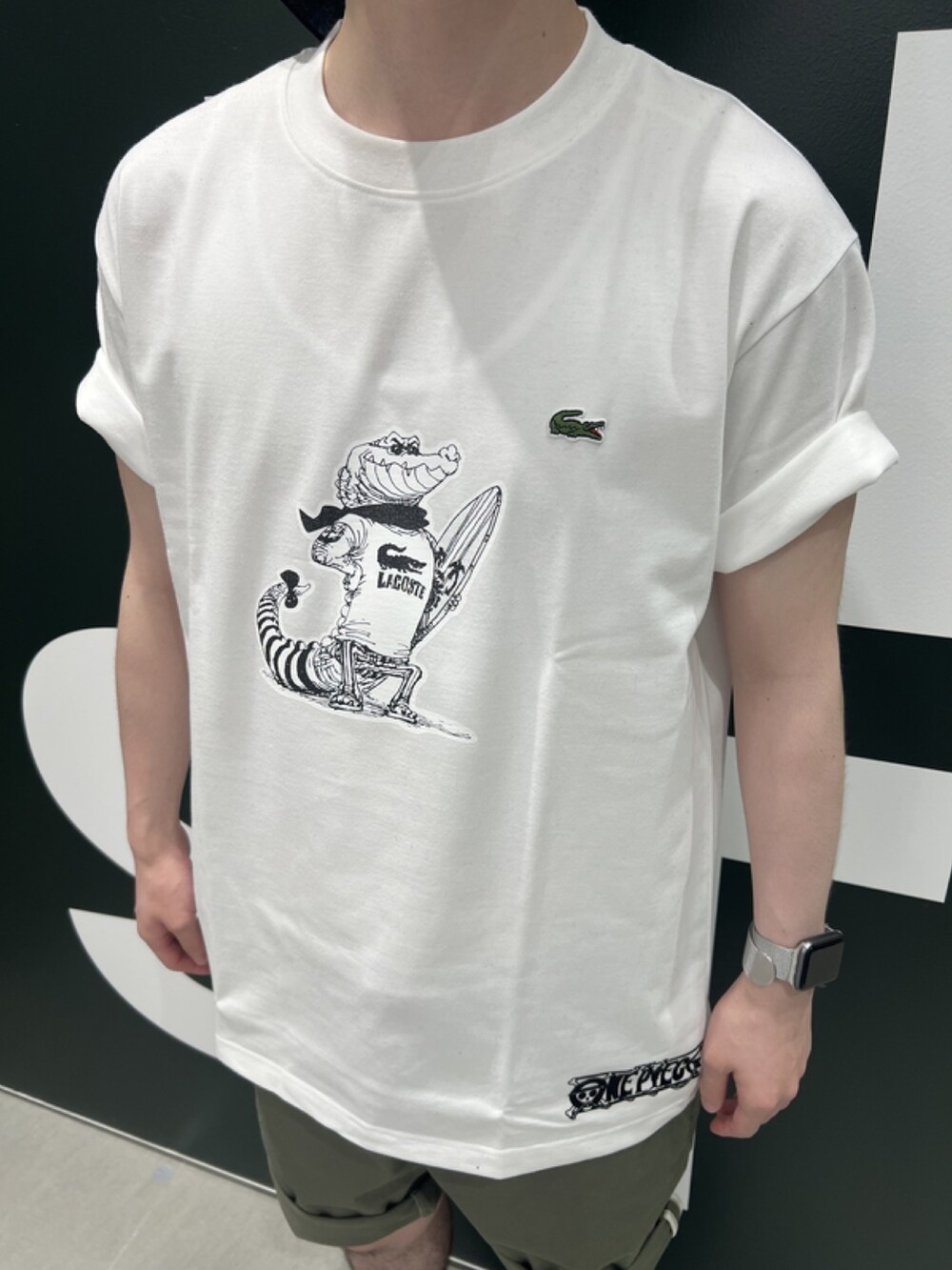 「春コーデ、春めき満開コーデ、メンズファッション、ゆるコーデ、厚底シューズ、ブラック」｜「LACOSTEのエッセンシャルバミューダショーツ（その他パンツ、グリーン系）」を使った、sakataさん（メンズ・169cm）の春コーディネートの6枚目の写真