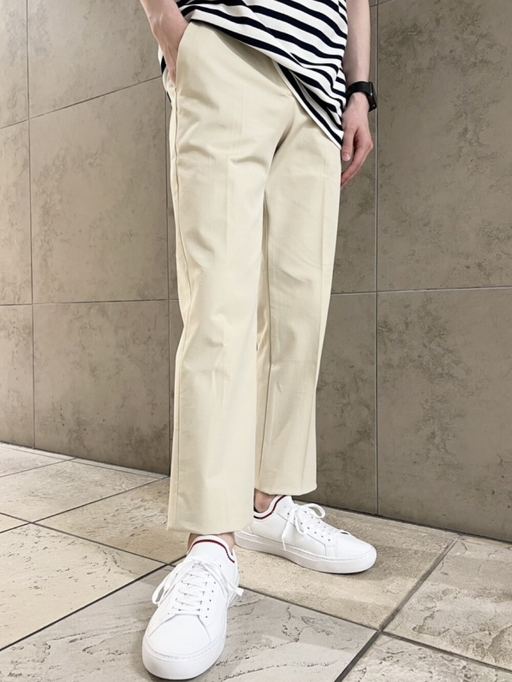 「スラックス、スニーカー、春夏コーデ、低身長コーデ、ボーダー」｜「LACOSTEのメンズ LA PIQU?E TRI 22 1（スニーカー、ホワイト系）」を使った、sakataさん（メンズ・168cm）の春コーディネートの6枚目の写真