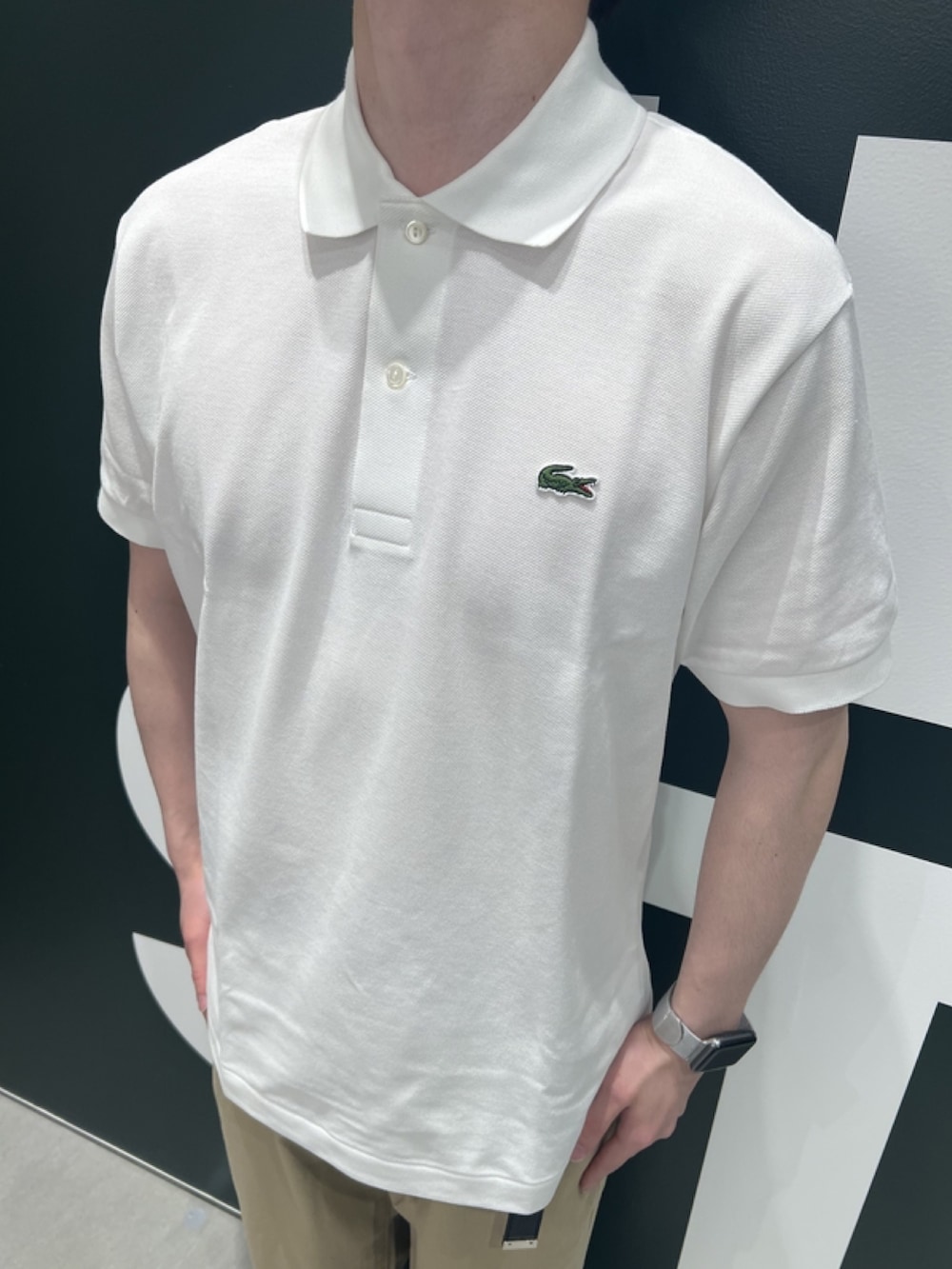 「春色、春めき満開コーデ、チノパン、休日スタイル、デートコーデ、韓国ファッション、スニーカー、お出かけコーデ、ショルダーバッグ、おでかけコーデ、リラックススタイル、ポロシャツ、LACOSTE」｜「LACOSTEの『Ｌ.12.12』定番半袖ポロシャツ（ポロシャツ、ホワイト系）」を使った、sakataさん（メンズ・169cm）の春コーディネートの6枚目の写真