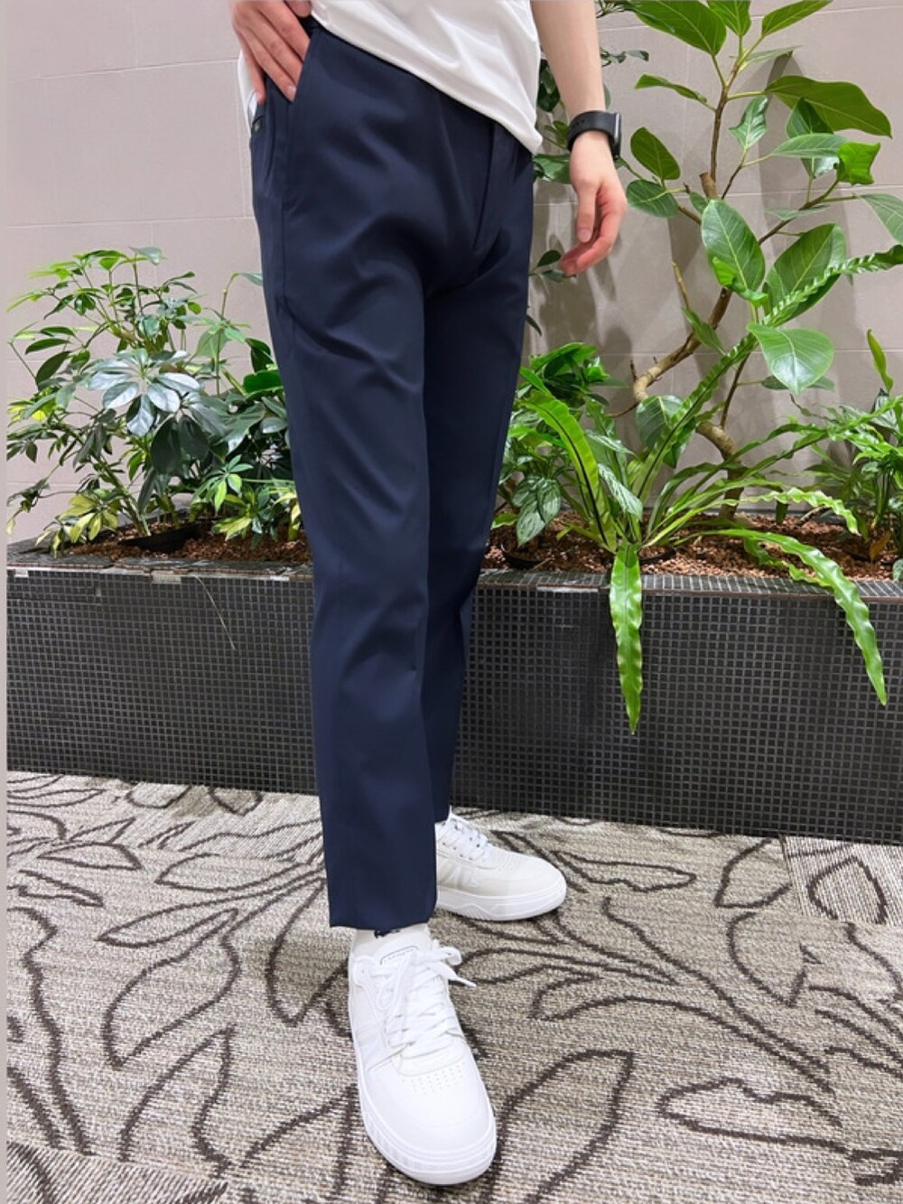 「ジャケット、春めき満開コーデ、春コーデ、メンズファッション、春服、春服コーデ、デニム、デニムシャツ、スラックス、ショルダーバッグ、スニーカー、ラコステ、LACOSTE」｜「LACOSTEのストレッチデニムシャツジャケット（シャツ/ブラウス、ブルー系）」を使った、sakataさん（メンズ・169cm）の春コーディネートの8枚目の写真