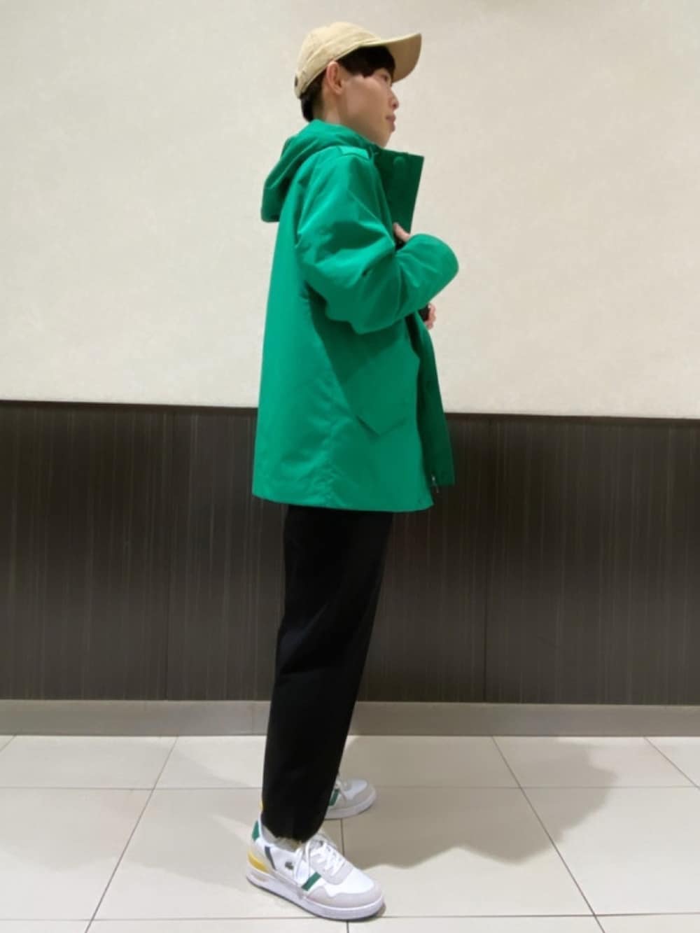 「春コーデ、春めき満開コーデ、スポーツミックス、春服コーデ、メンズファッション、春服、スウェット、スニーカー、マウンテンパーカー、キャップ、ボディバッグ、ラコステ、LACOSTE」｜「LACOSTEのワイド＆ショートフィールドジャケット（ブルゾン、グリーン系）」を使った、sakataさん（メンズ・169cm）の春コーディネートの4枚目の写真