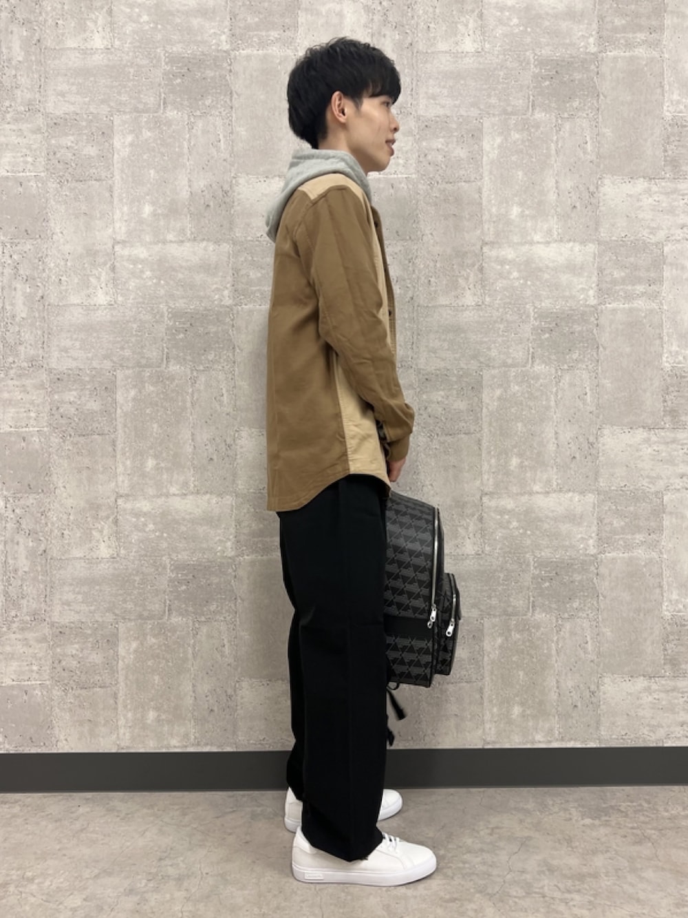 「メンズファッション、シティーボーイ、おでかけコーデ、お洒落さんとつながりたい、シャツスタイル、リバーシブル、リバーシブルシャツ、リュック、リュックスタイル、パーカー、フーディー、スニーカー、スニーカーコーデ、ラコステ、LACOSTE」｜「LACOSTEのプレーン×カラーブロックリバーシブルシャツ（シャツ/ブラウス、イエロー系）」を使った、sakataさん（メンズ・169cm）の春コーディネートの3枚目の写真