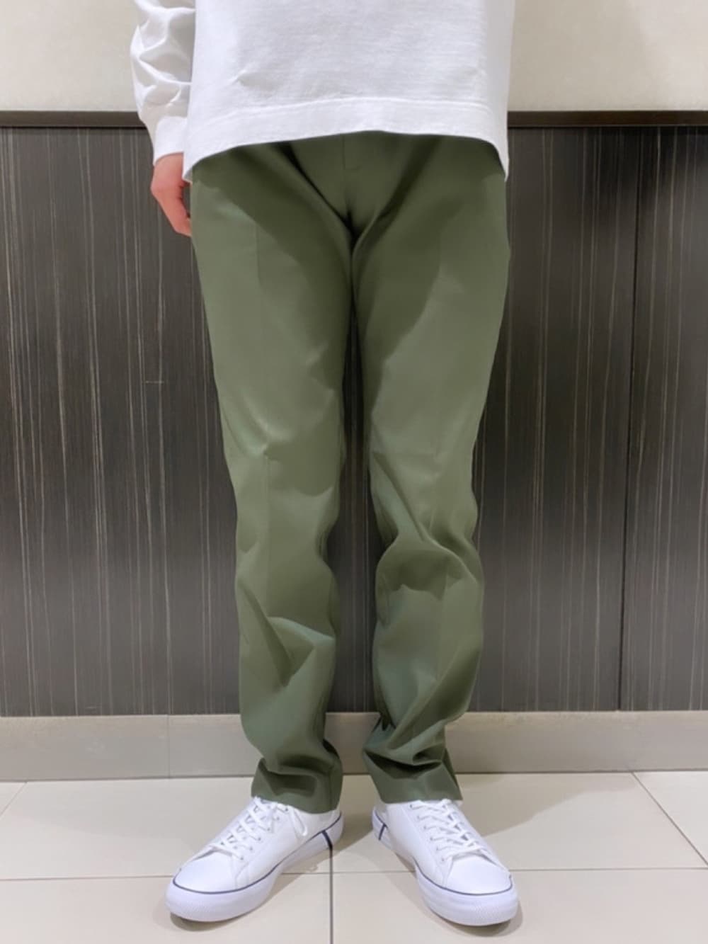 「ジャケット、メンズファッション、ダウン、ダウンジャケット、カーディガン、Tシャツ、ロンT、ラコステ、LACOSTE」｜「LACOSTEのミラノリブニットカーディガンジャケット（カーディガン/ボレロ、ブラック系）」を使った、sakataさん（メンズ・169cm）の春コーディネートの6枚目の写真