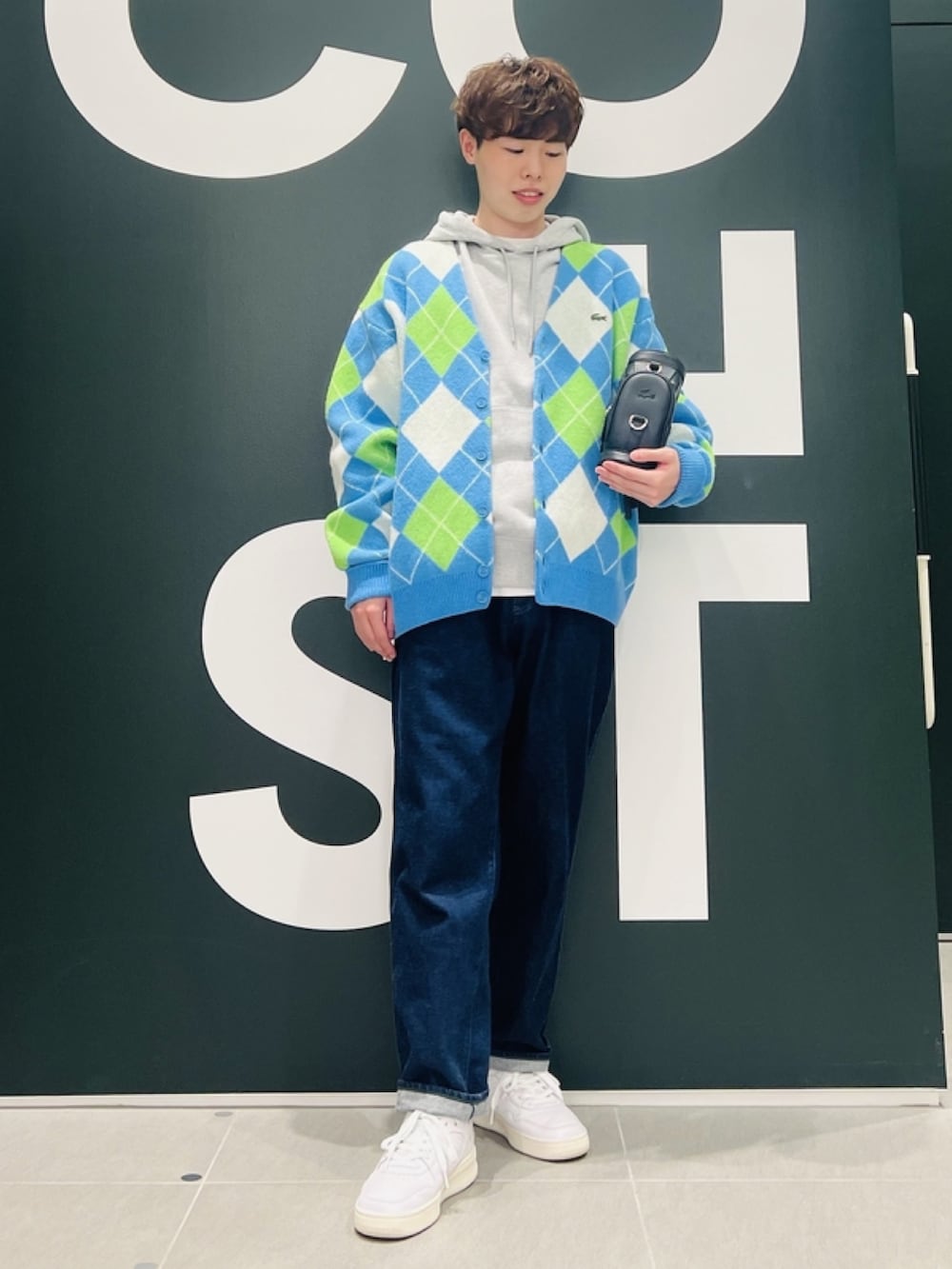「春めき満開コーデ、春コーデ、メンズファッション、春服コーデ、カーディガン、パーカー、デニム、スニーカー、バッグ」｜「LACOSTEのエシカルウールニットアーガイルカーディガン（カーディガン/ボレロ、ブルー系）」を使った、sakataさん（メンズ・169cm）の春コーディネートの2枚目の写真