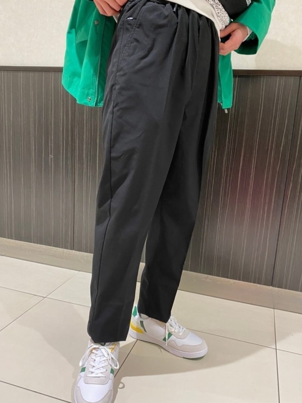 「春コーデ、春めき満開コーデ、スポーツミックス、春服コーデ、メンズファッション、春服、スウェット、スニーカー、マウンテンパーカー、キャップ、ボディバッグ、ラコステ、LACOSTE」｜「LACOSTEのワイド＆ショートフィールドジャケット（ブルゾン、グリーン系）」を使った、sakataさん（メンズ・169cm）の春コーディネートの8枚目の写真