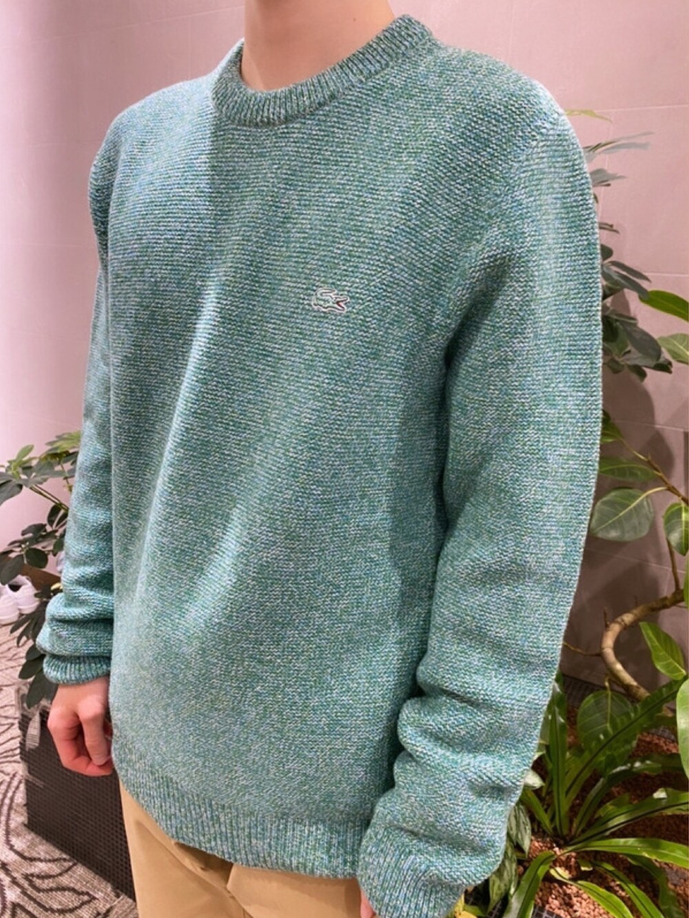 「メンズファッション、ダウン、ダウンジャケット、ニット、リュック、スニーカー、ラコステ、LACOSTE、冬、冬コーデ」｜「LACOSTEのミックスカラーメリノウールニットセーター（ニット/セーター、グリーン系）」を使った、sakataさん（メンズ・169cm）の春コーディネートの4枚目の写真