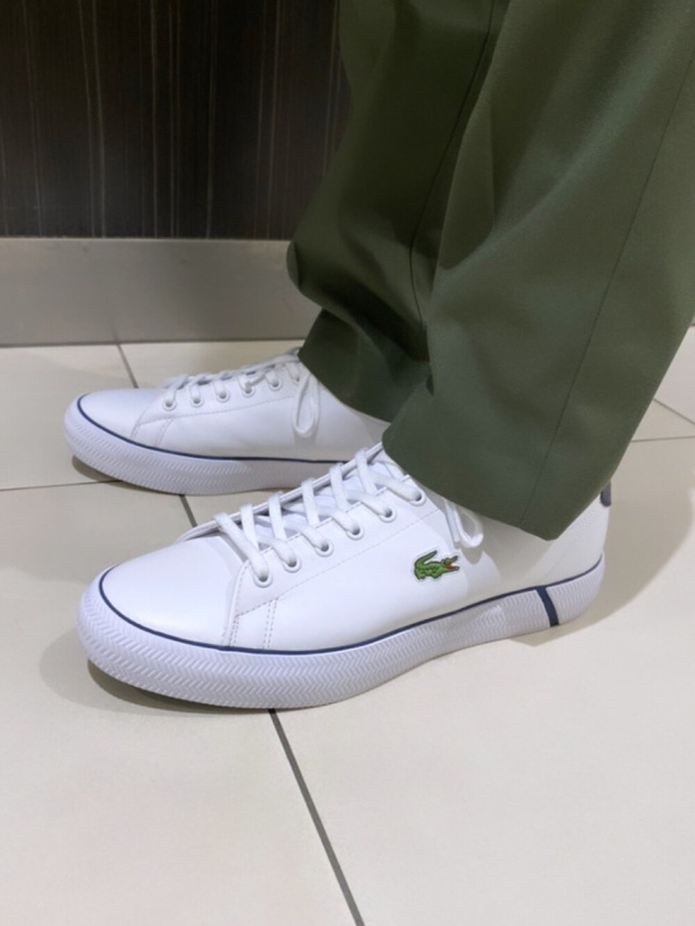 「ジャケット、メンズファッション、ダウン、ダウンジャケット、カーディガン、Tシャツ、ロンT、ラコステ、LACOSTE」｜「LACOSTEのミラノリブニットカーディガンジャケット（カーディガン/ボレロ、ブラック系）」を使った、sakataさん（メンズ・169cm）の春コーディネートの7枚目の写真
