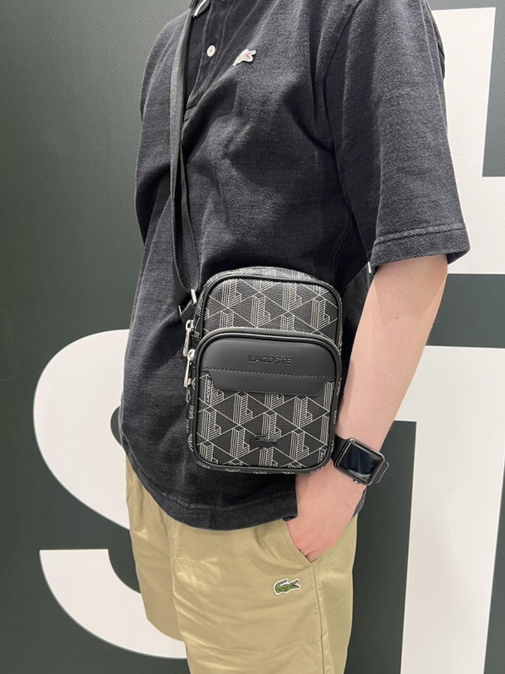 「春コーデ、春めき満開コーデ、メンズファッション、ゆるコーデ、ブラックコーデ、春服、ブラック、おでかけコーデ、カジュアルコーデ、ポロシャツ、インディゴ、ショートパンツ、スニーカー」｜「LACOSTEの配色リブニットインディゴポロシャツ（ポロシャツ、グレー系）」を使った、sakataさん（メンズ・169cm）の春コーディネートの8枚目の写真