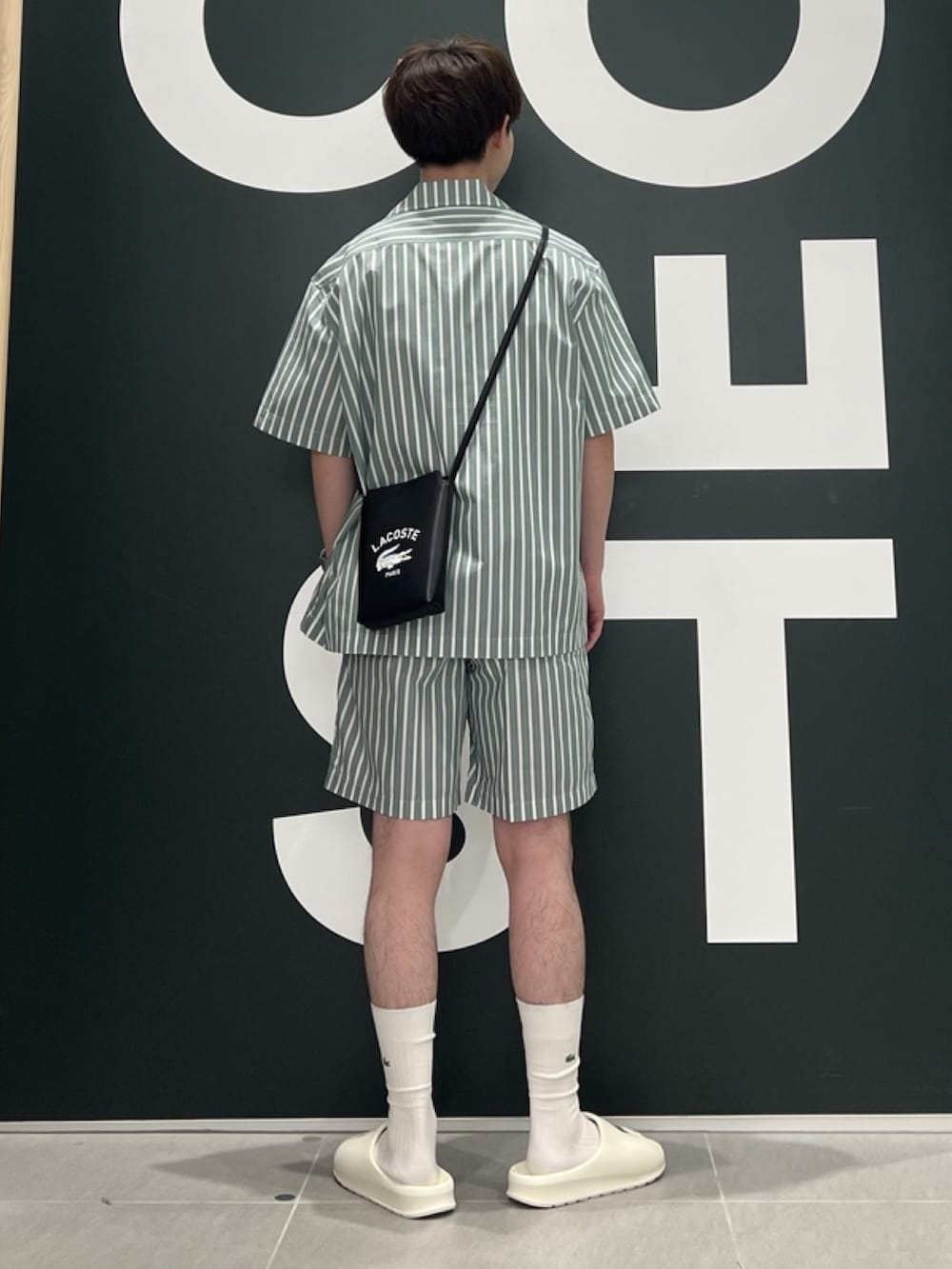 「柄シャツ、ショルダーバッグ、サングラス、サンダル、シャツスタイル、白Tシャツ、メンズコーデ、春夏コーデ、リラックススタイル、ストライプシャツ、ストライプ」｜「LACOSTEのアウトラインクロッククルーネック半袖Tシャツ（Tシャツ/カットソー、ホワイト系）」を使った、sakataさん（メンズ・169cm）の春コーディネートの4枚目の写真