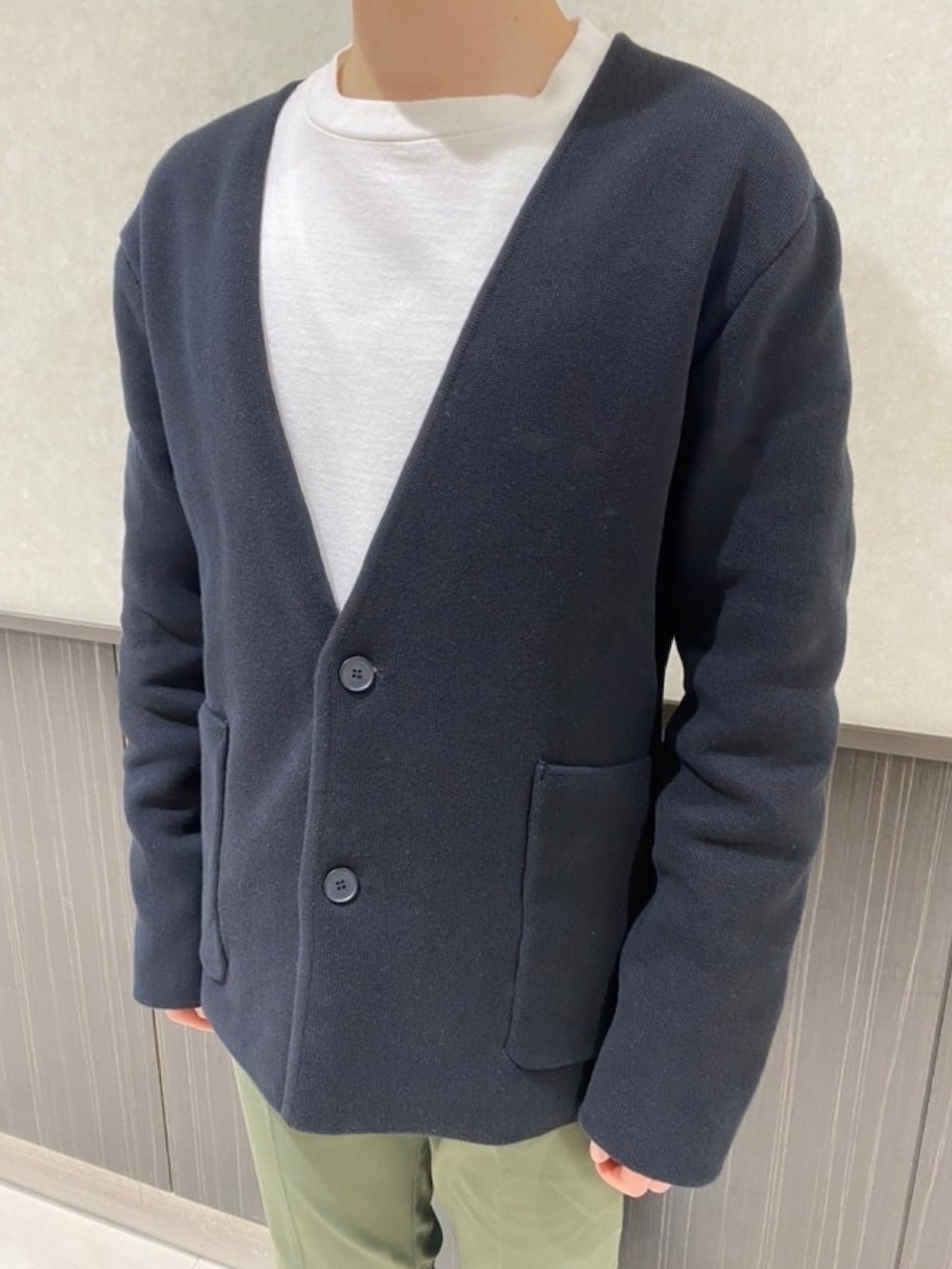 「ジャケット、メンズファッション、ダウン、ダウンジャケット、カーディガン、Tシャツ、ロンT、ラコステ、LACOSTE」｜「LACOSTEのミラノリブニットカーディガンジャケット（カーディガン/ボレロ、ブラック系）」を使った、sakataさん（メンズ・169cm）の春コーディネートの4枚目の写真