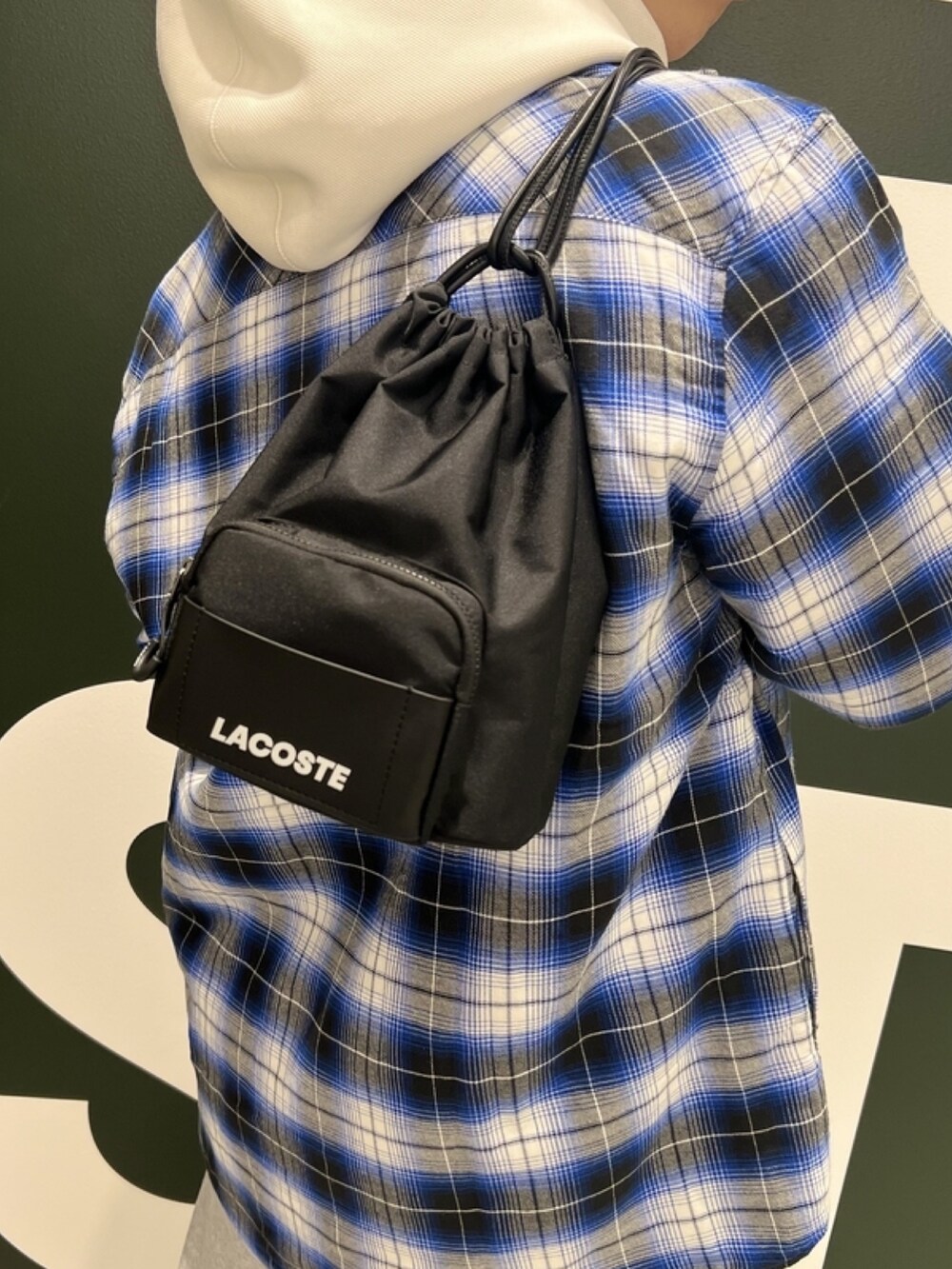 「シャツジャケット、パーカー、メンズファッション、チェックシャツ、スウェットパンツ、スニーカー、スニーカーコーデ、春コーデ、春めき満開コーデ、ショルダーバッグ、ラコステ、LACOSTE」｜「LACOSTEのキルティング インサレーションネルシャツジャケット（シャツ/ブラウス、ブルー系）」を使った、sakataさん（メンズ・169cm）の春コーディネートの8枚目の写真