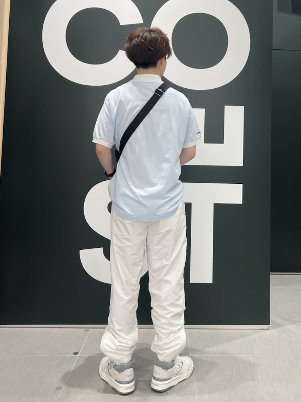「春コーデ、春めき満開コーデ、スポーツミックス、メンズファッション、春色、春服、ポロシャツ、スニーカー、ショルダーバッグ、レザーバッグ」｜「LACOSTEの耐水透湿トラックパンツ（スウェットパンツ、ホワイト系）」を使った、sakataさん（メンズ・169cm）の春コーディネートの4枚目の写真