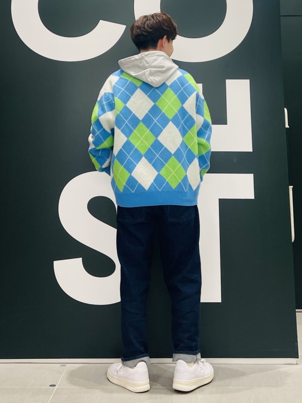 「春めき満開コーデ、春コーデ、メンズファッション、春服コーデ、カーディガン、パーカー、デニム、スニーカー、バッグ」｜「LACOSTEのエシカルウールニットアーガイルカーディガン（カーディガン/ボレロ、ブルー系）」を使った、sakataさん（メンズ・169cm）の春コーディネートの4枚目の写真