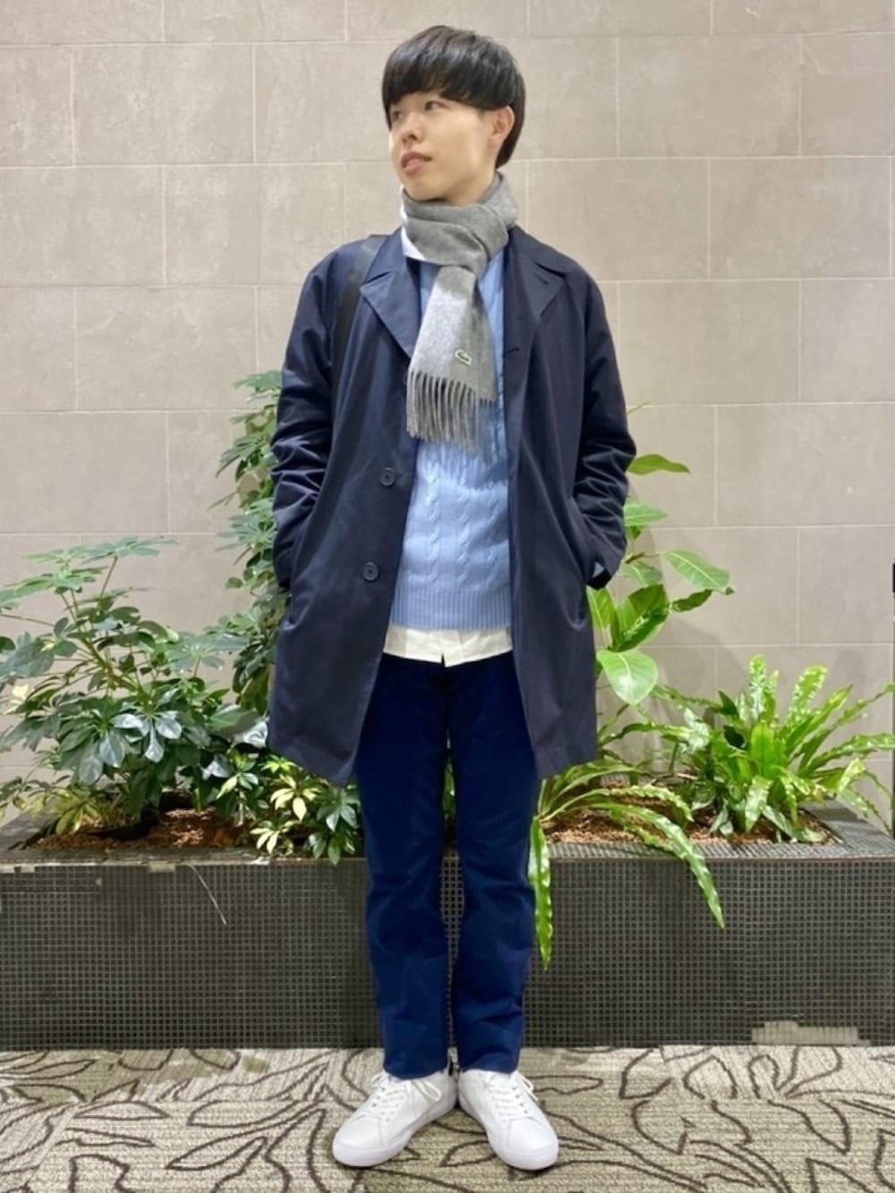 「メンズファッション、ニット、シャツ、チノパンツ、ショルダーバッグ、マフラー、スニーカー」｜「LACOSTEのケーブル編みニットセーター（ニット/セーター、ブルー系）」を使った、sakataさん（メンズ・169cm）の春コーディネートの2枚目の写真