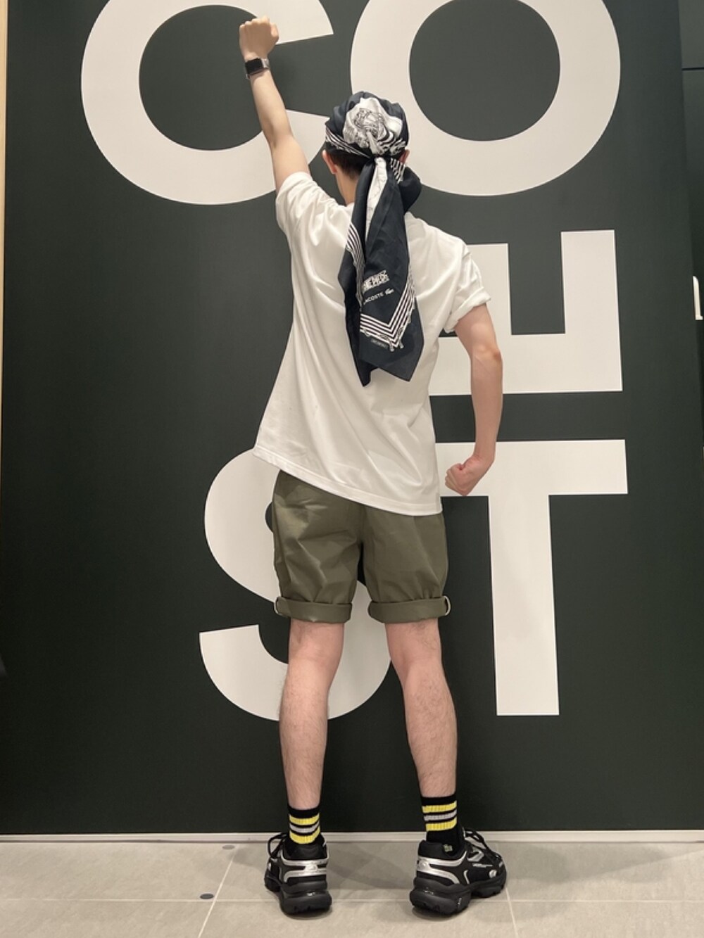 「春コーデ、春めき満開コーデ、メンズファッション、ゆるコーデ、厚底シューズ、ブラック」｜「LACOSTEのエッセンシャルバミューダショーツ（その他パンツ、グリーン系）」を使った、sakataさん（メンズ・169cm）の春コーディネートの5枚目の写真